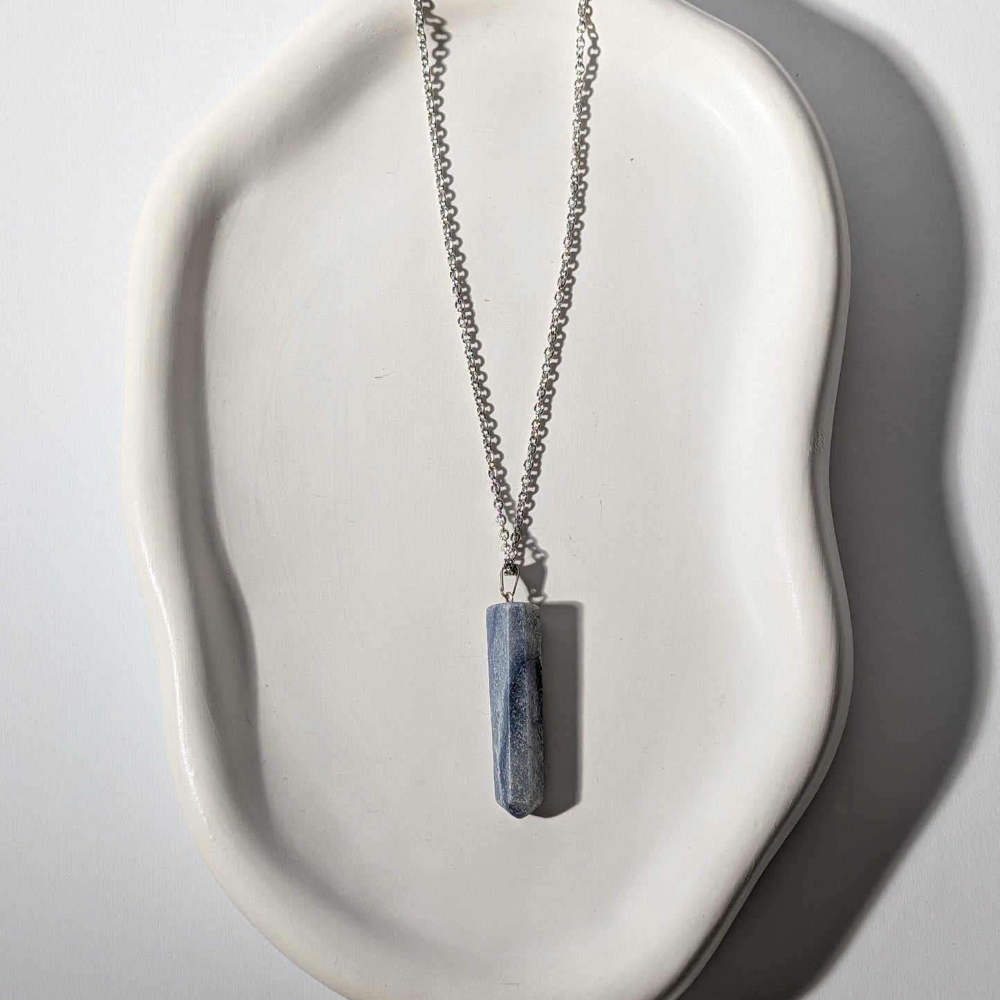 Blaue Quarzspitze als Anhänger an 75cm Kette, energetisch aufgeladen, in Keramikschale