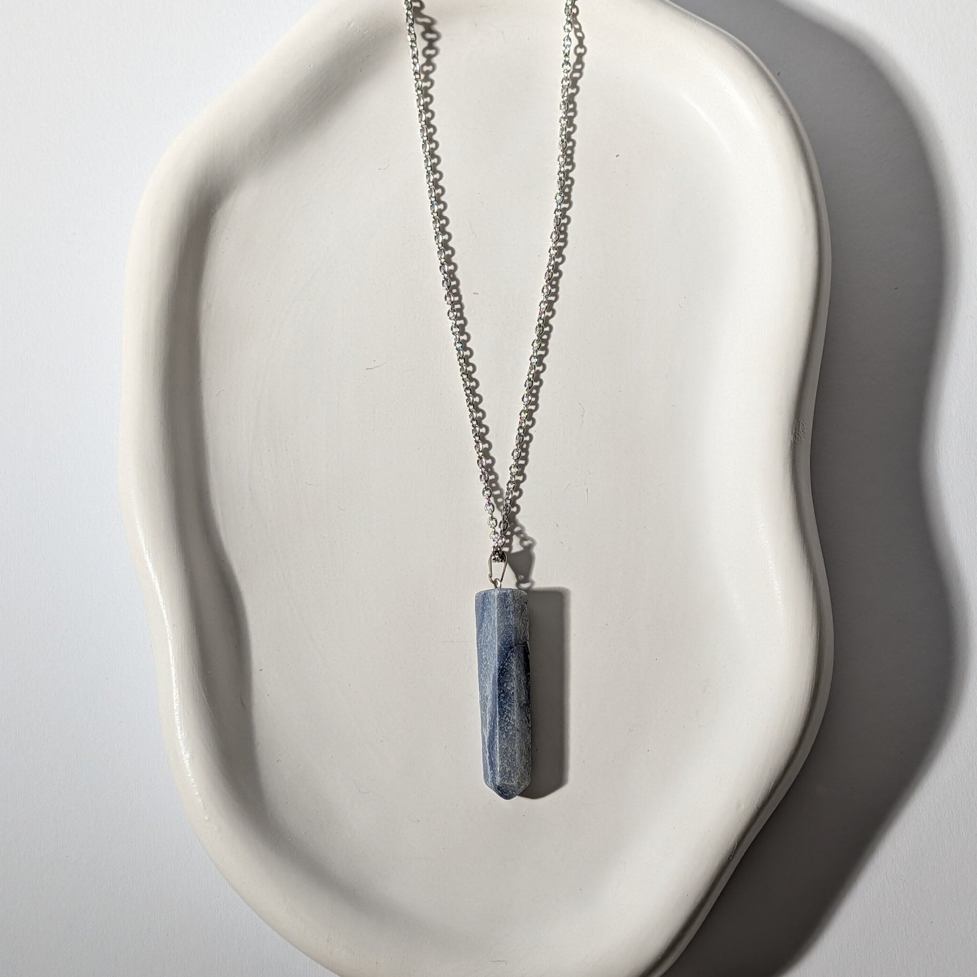 Blaue Quarzspitze als Anhänger an 75cm Kette, energetisch aufgeladen, in Keramikschale