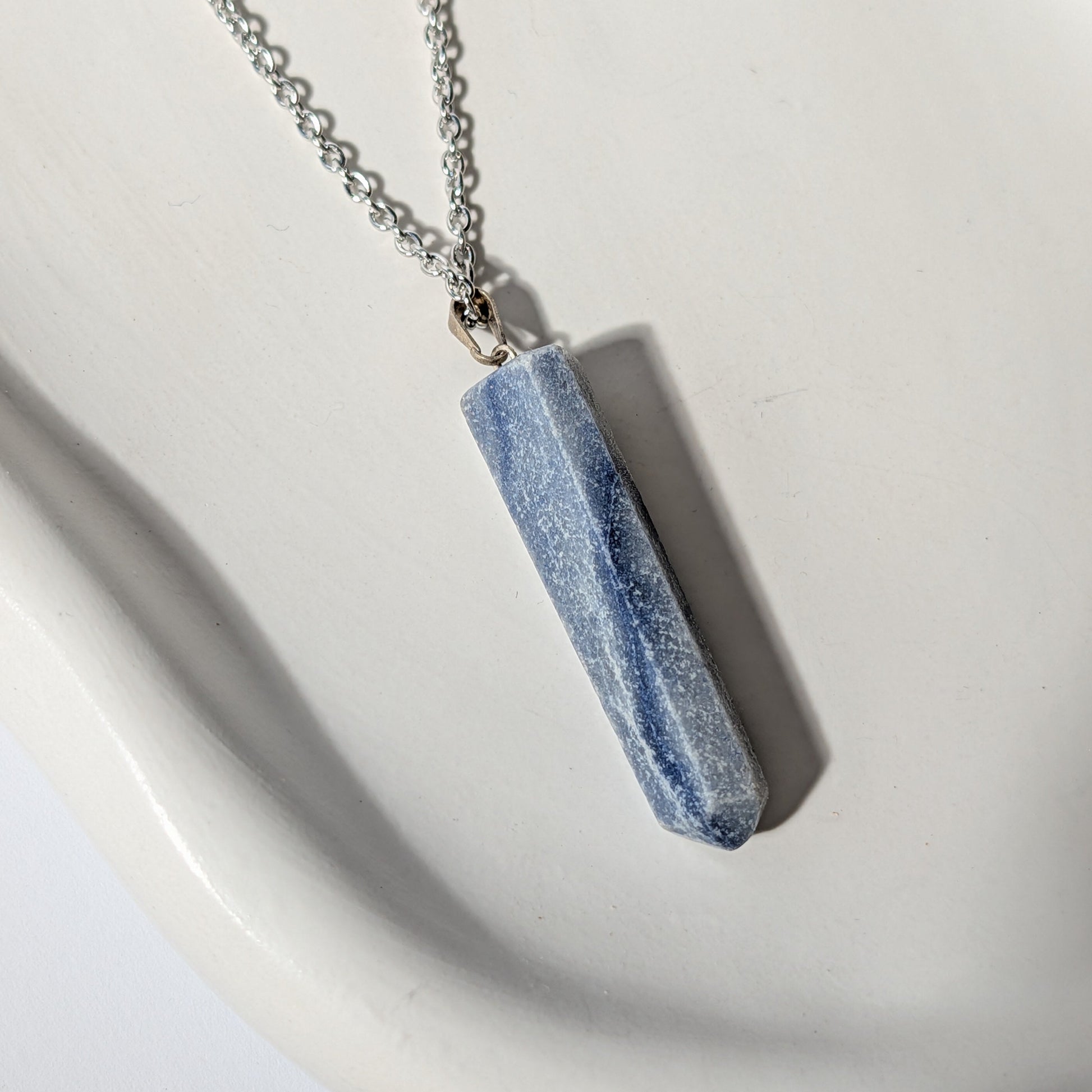 Blaue Quarzspitze als Anhänger an 75cm Kette, energetisch aufgeladen, in Keramikschale