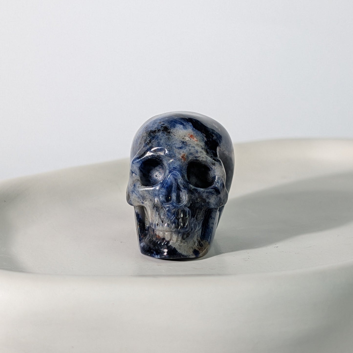 Blauer Kristallschädel Liliath Sodalith 88g weiß geadert