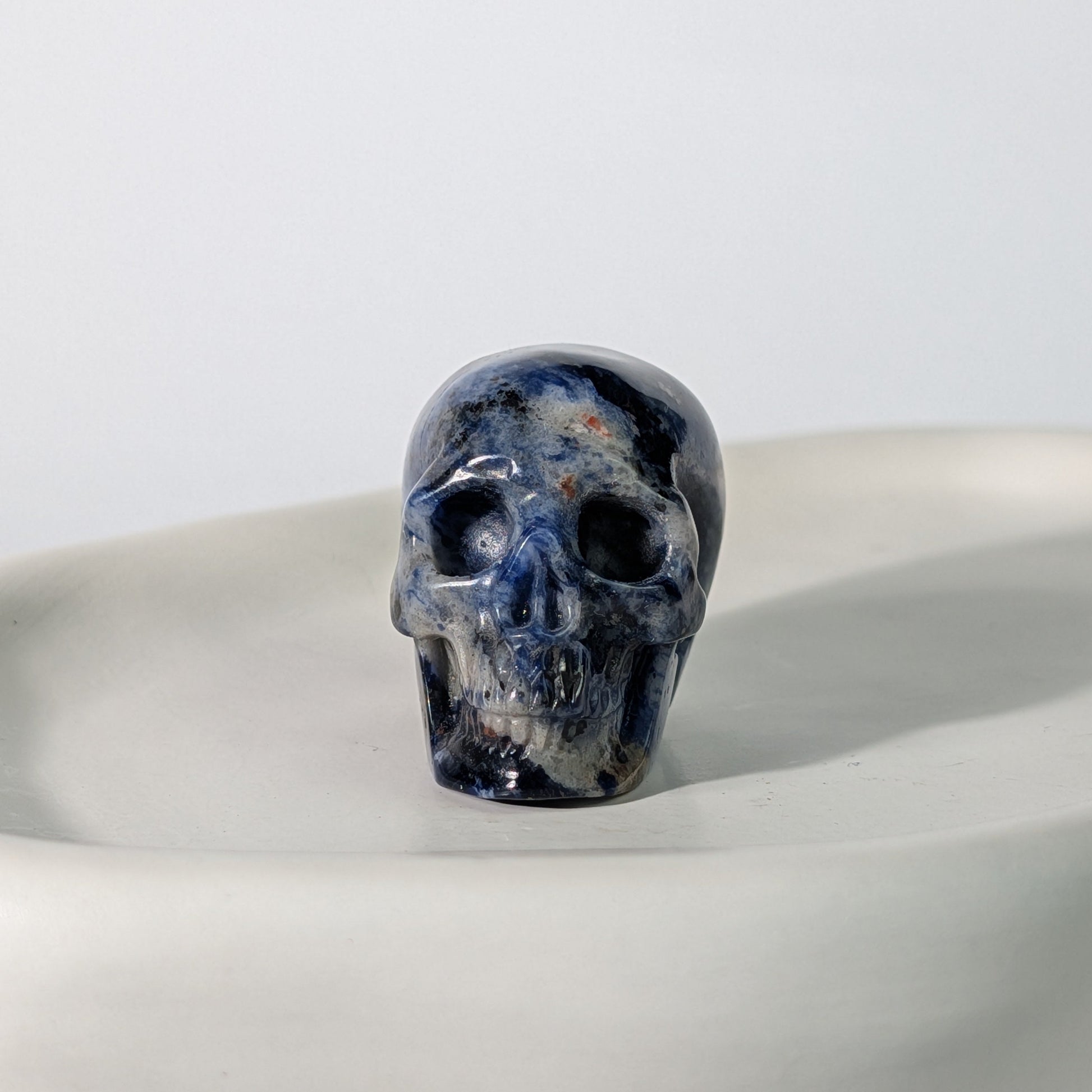 Blauer Kristallschädel Liliath Sodalith 88g weiß geadert