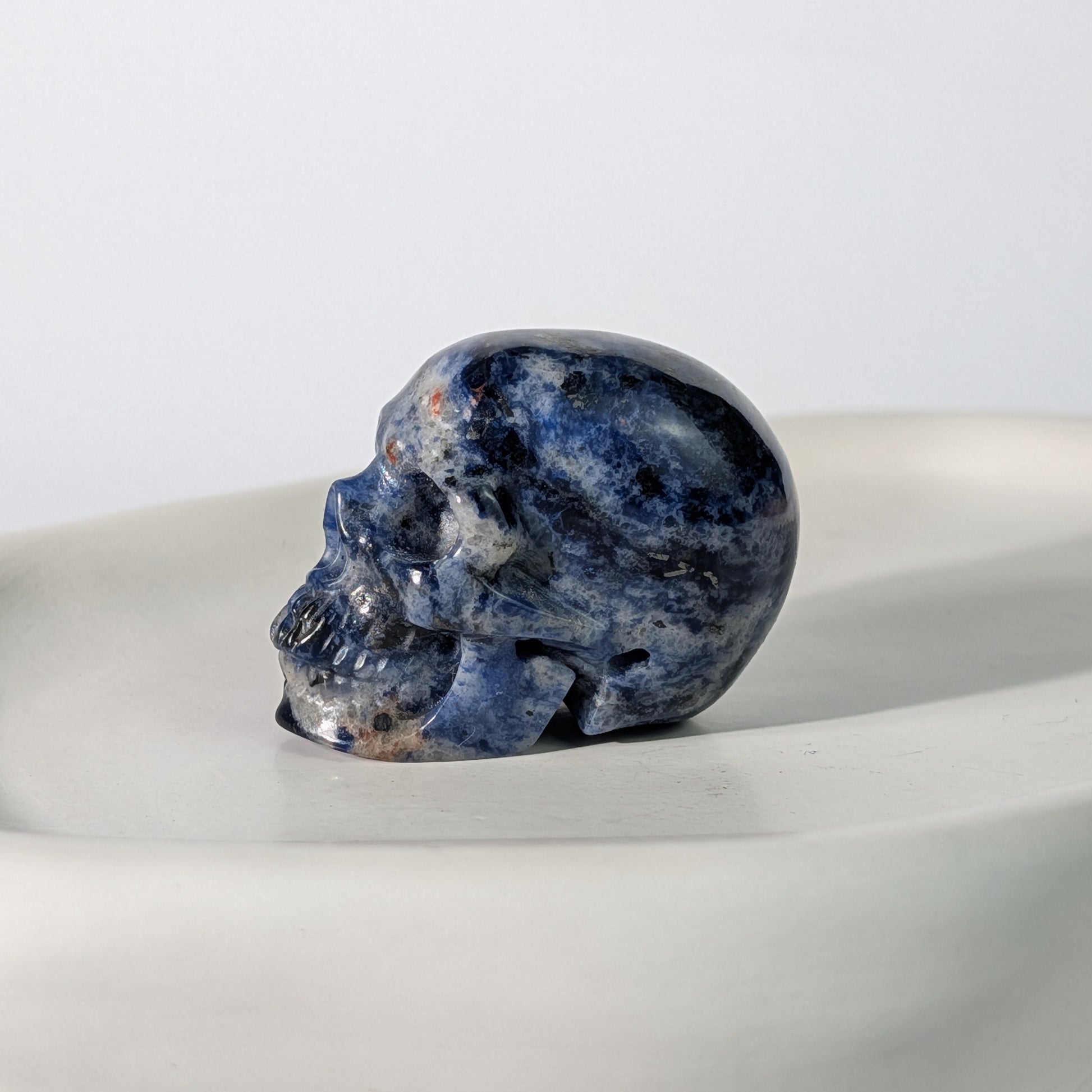 Blauer Kristallschädel Liliath Sodalith 88g weiß geadert