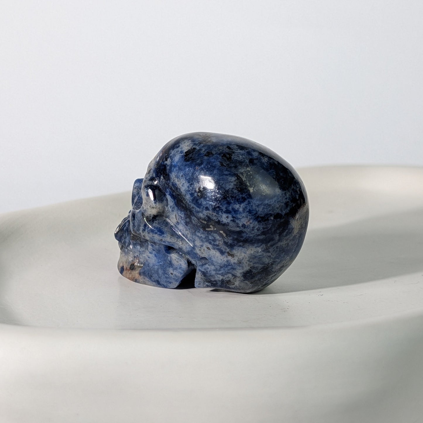 Blauer Kristallschädel Liliath Sodalith 88g weiß geadert