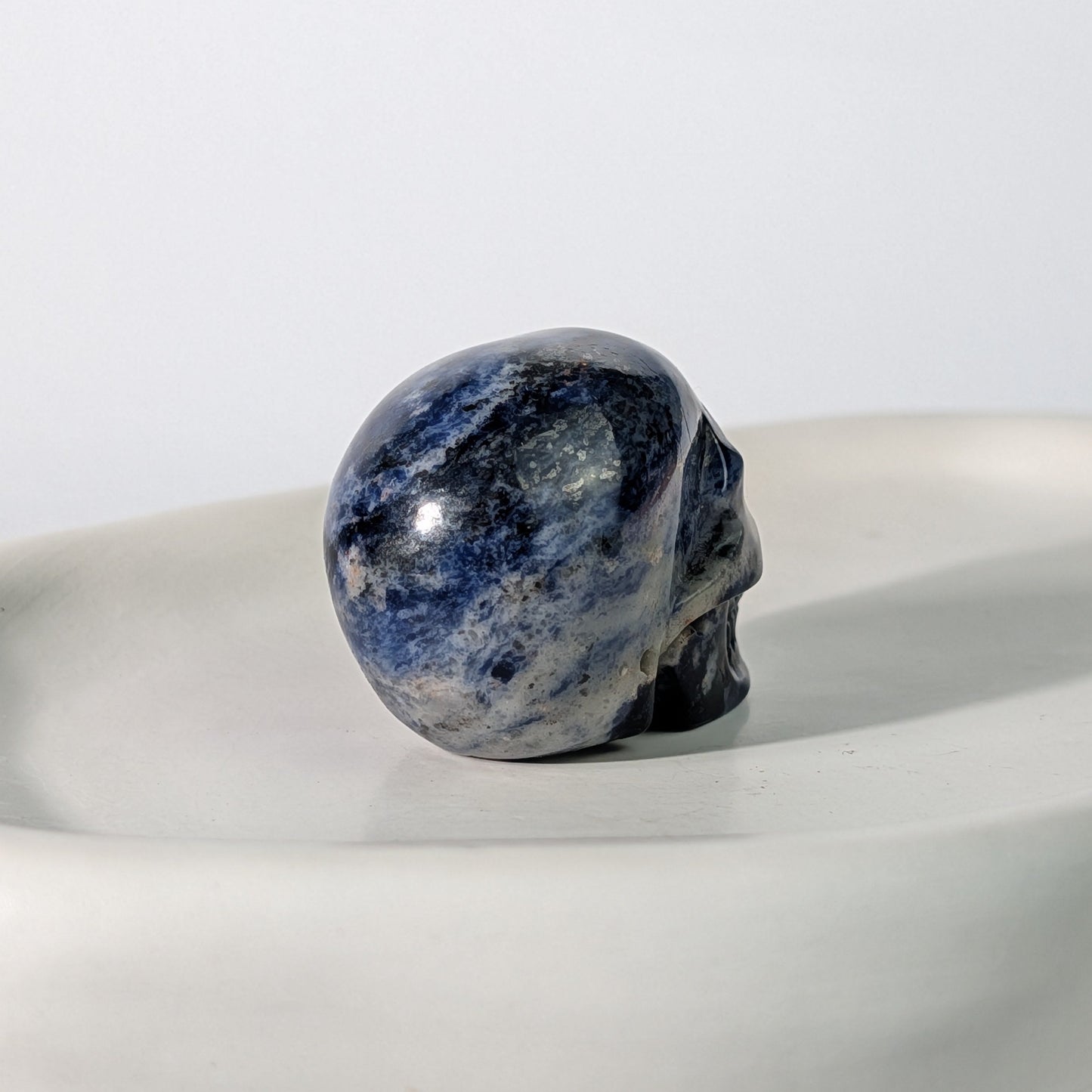 Blauer Kristallschädel Liliath Sodalith 88g weiß geadert