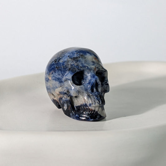 Blauer Kristallschädel Liliath Sodalith 88g weiß geadert