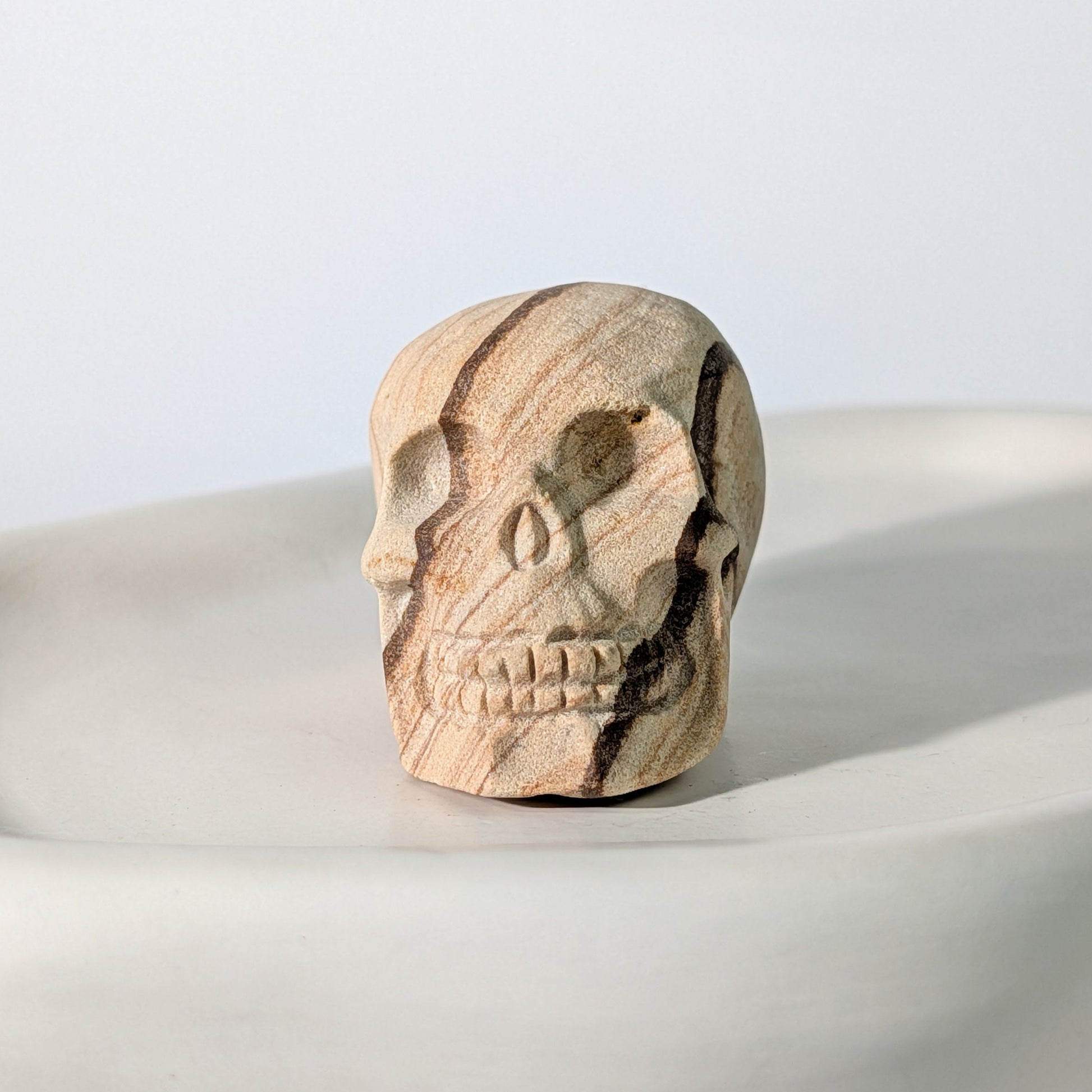 Brauner Kristallschädel Darko Sandstein 120g matt