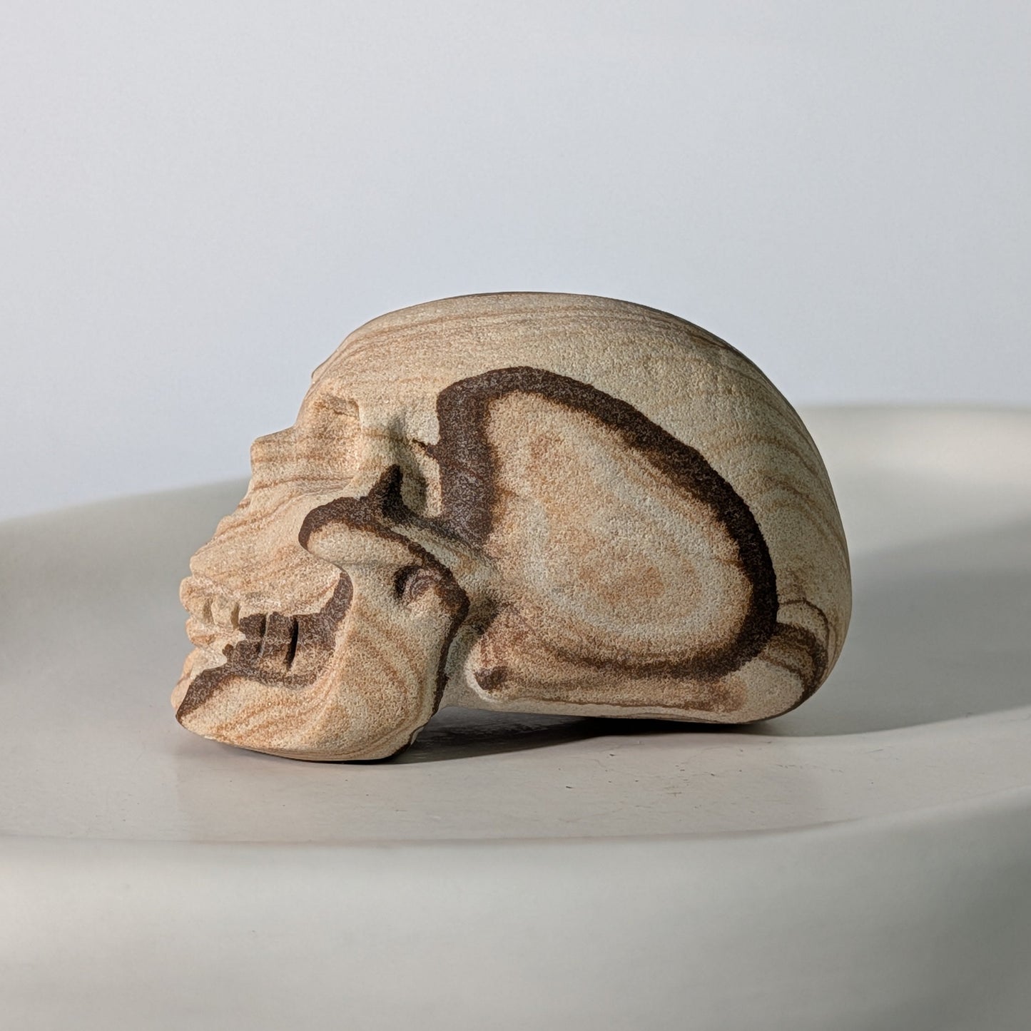 Brauner Kristallschädel Darko Sandstein 120g matt