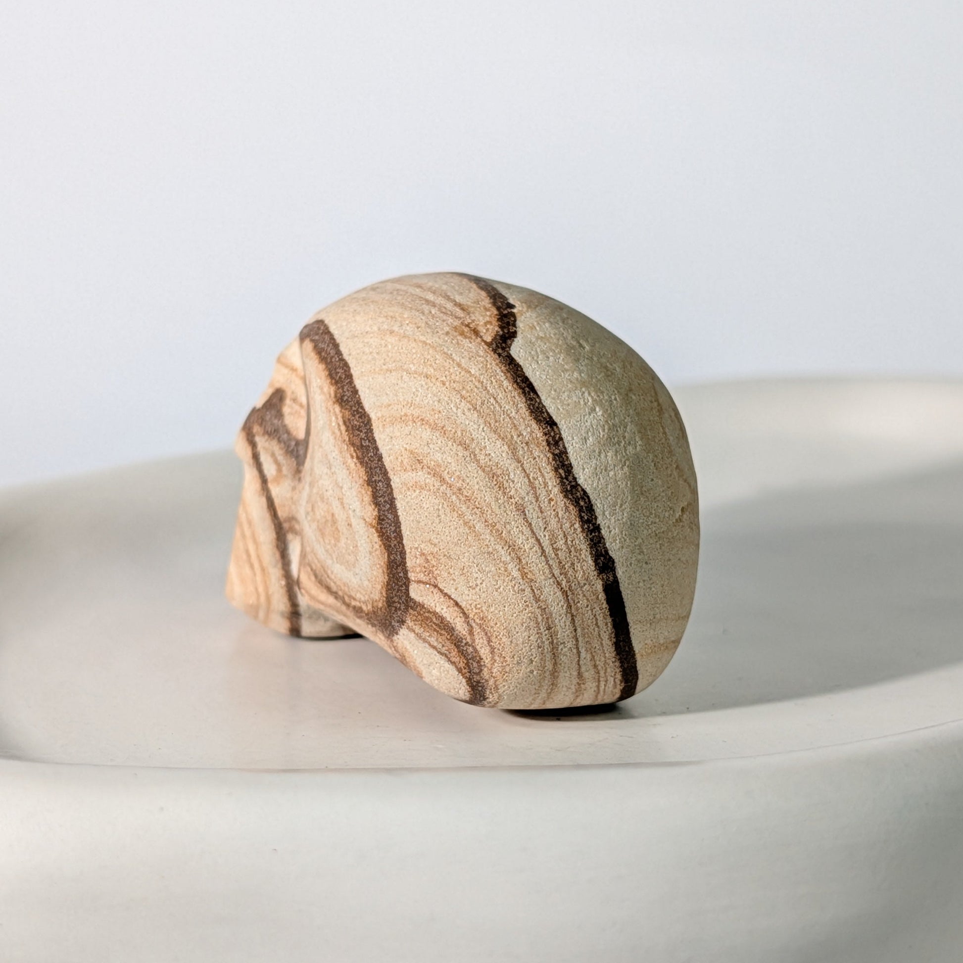 Brauner Kristallschädel Darko Sandstein 120g matt