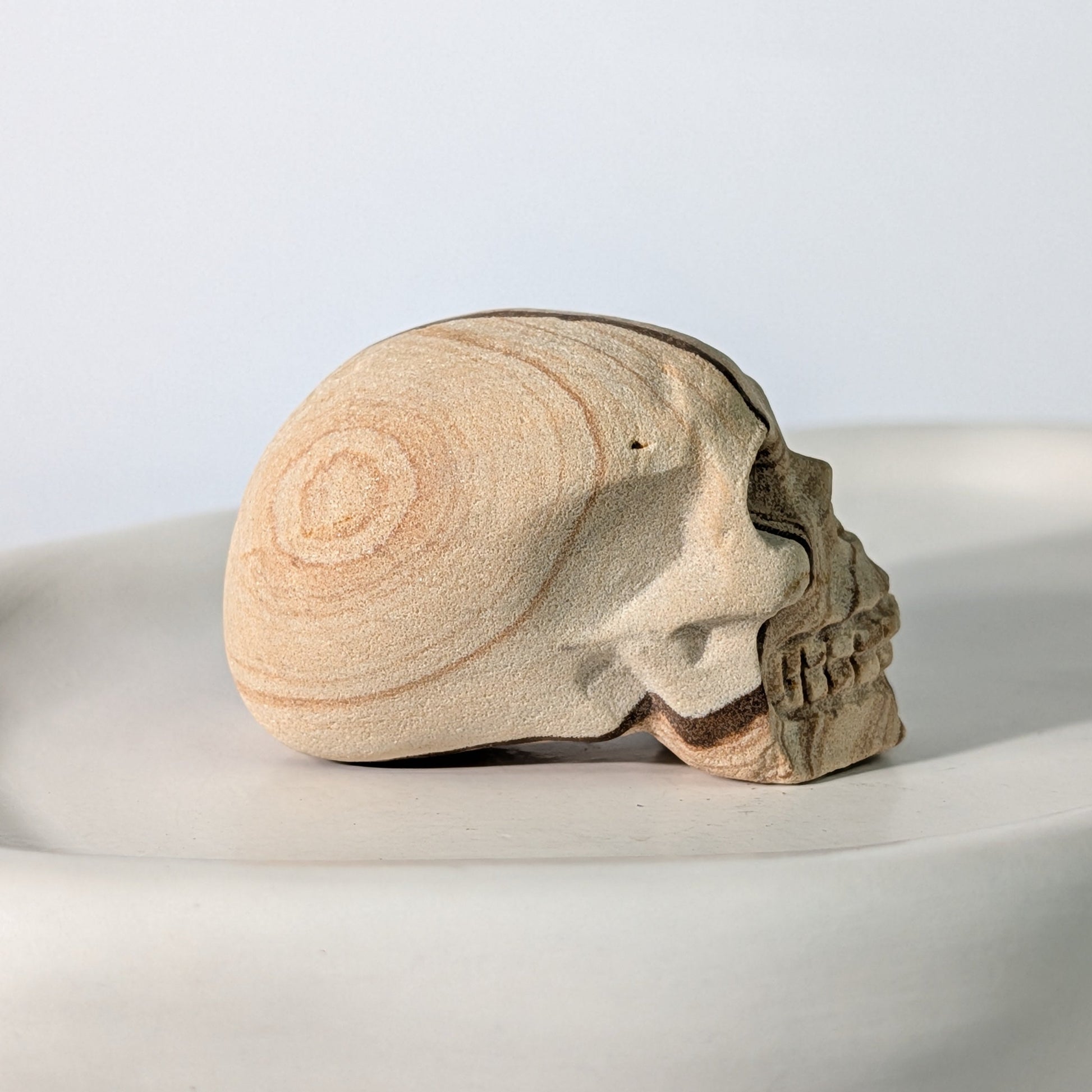 Brauner Kristallschädel Darko Sandstein 120g matt
