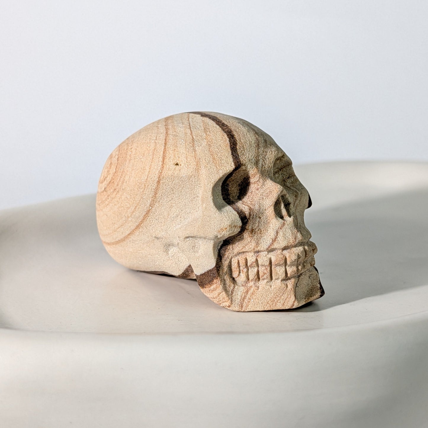 Brauner Kristallschädel Darko Sandstein 120g matt