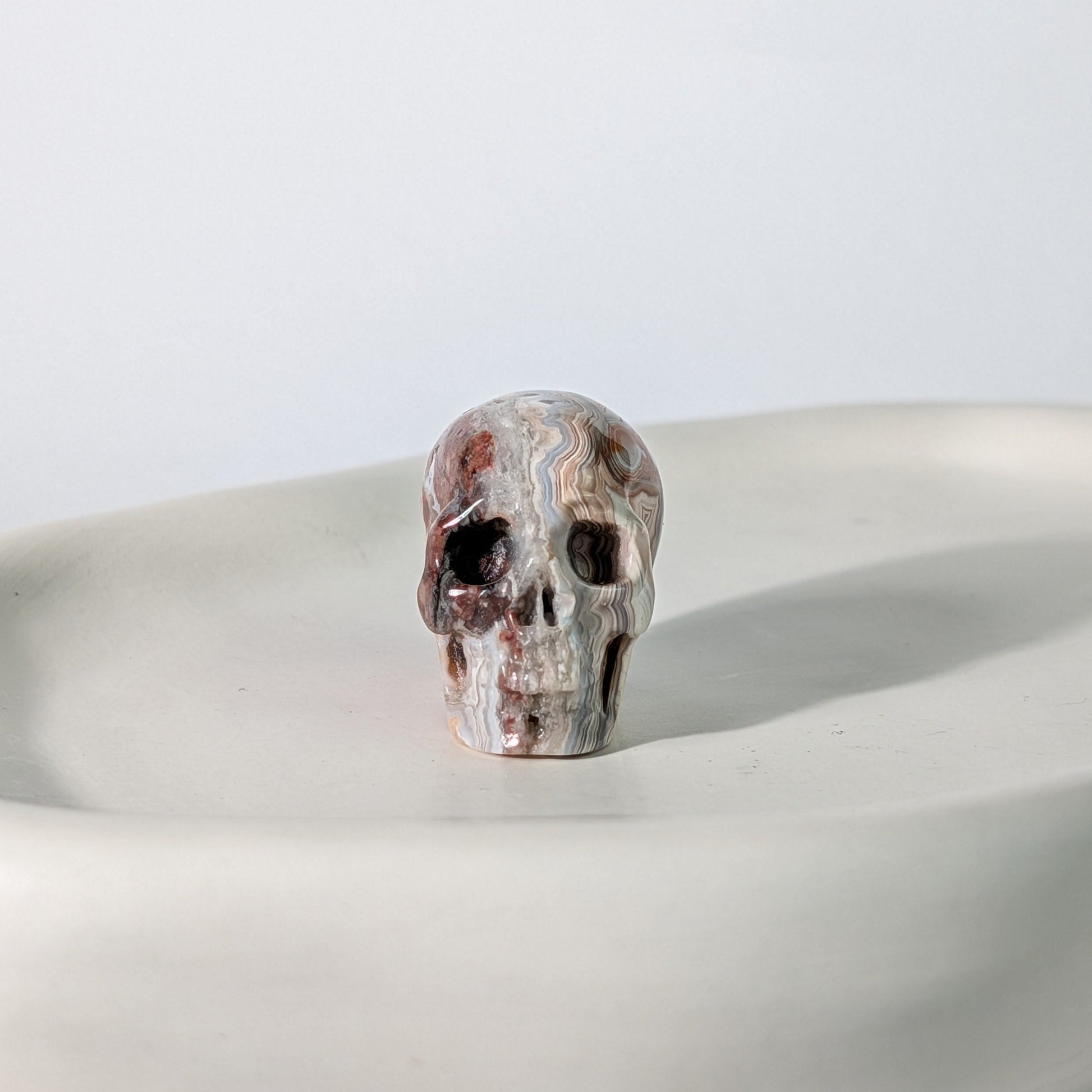 Bunter Kristallschädel Yakuul Crazy Lace Achat 39g gemustert