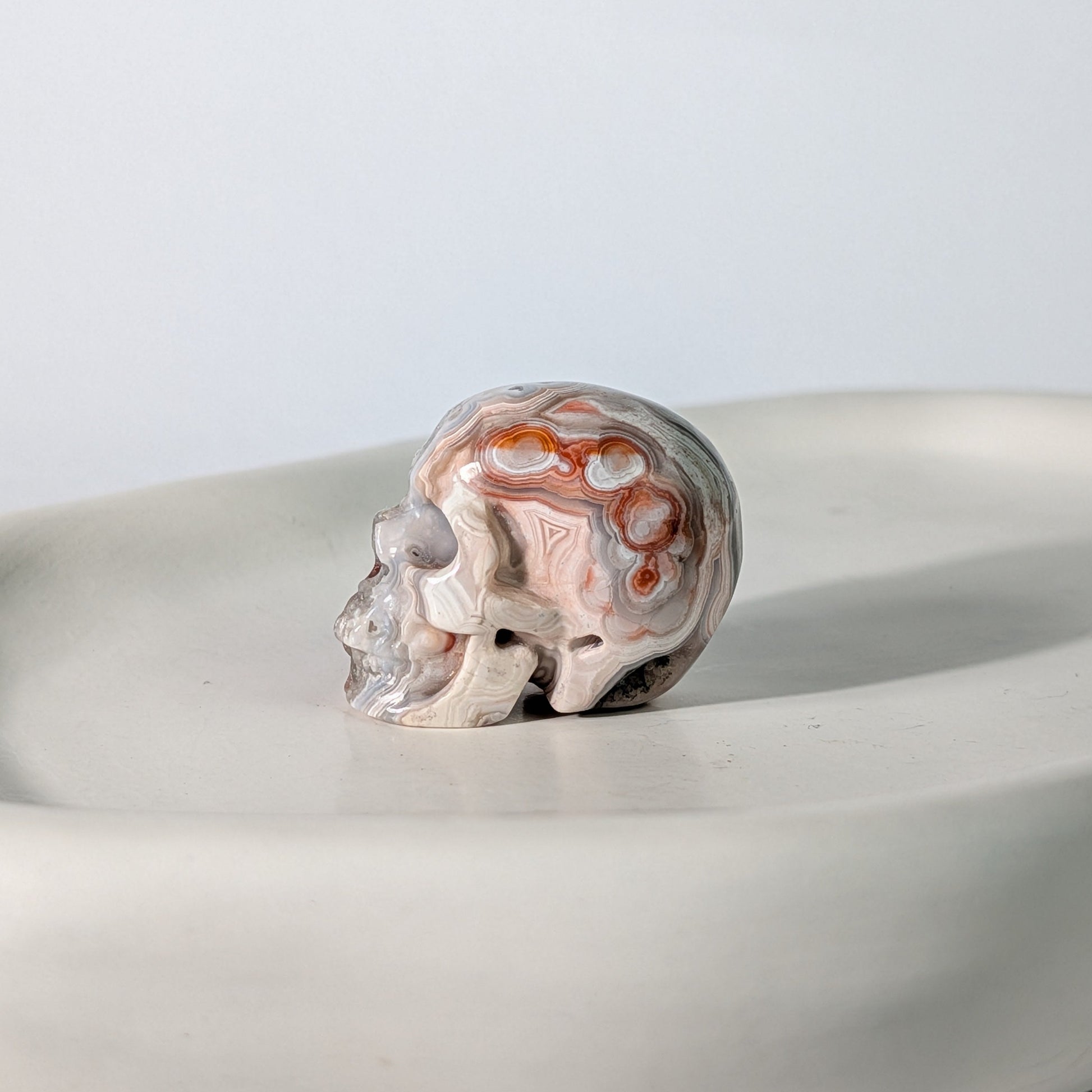 Bunter Kristallschädel Yakuul Crazy Lace Achat 39g gemustert