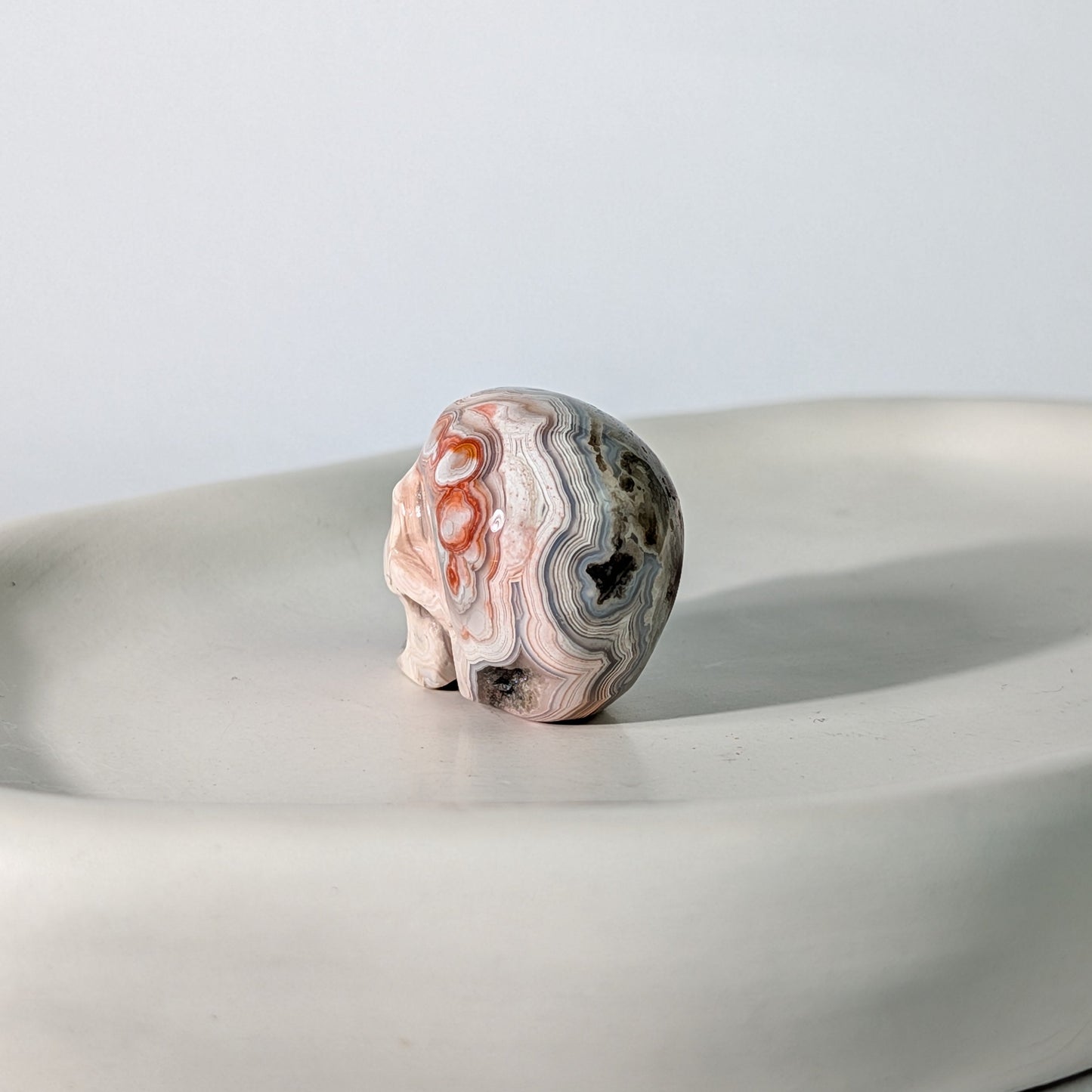 Bunter Kristallschädel Yakuul Crazy Lace Achat 39g gemustert