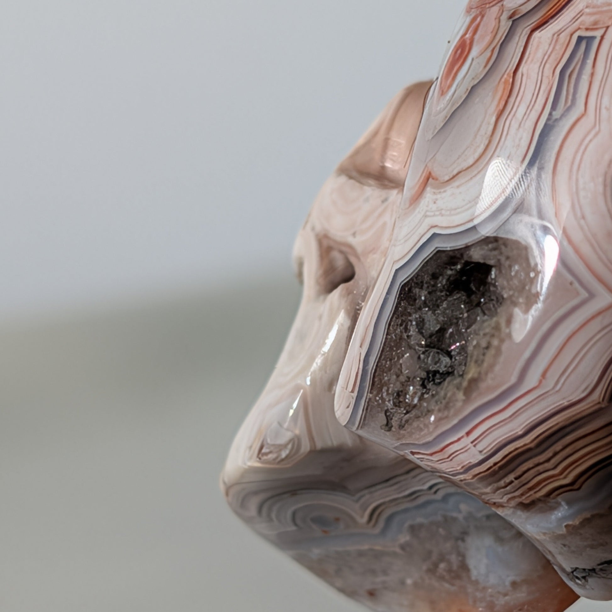 Bunter Kristallschädel Yakuul Crazy Lace Achat 39g gemustert