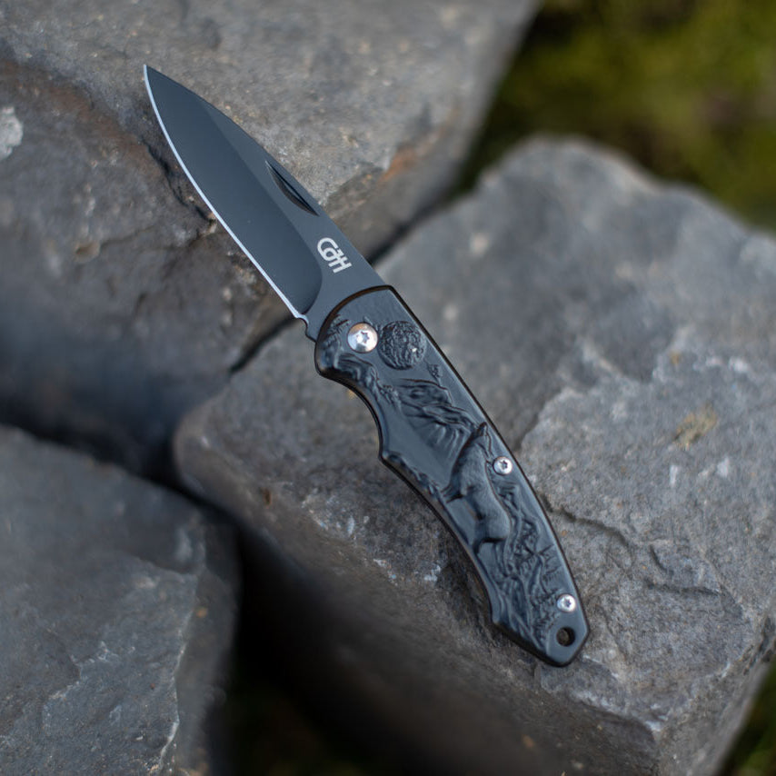 CJH Taschenmesser Wolf geöffnet auf dunklem Schiefer