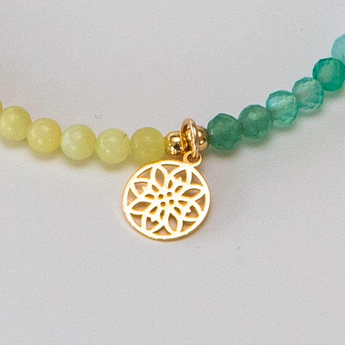 Chakra-Armband mit vergoldetem Lebensblume-Anhänger, Produktbild 3