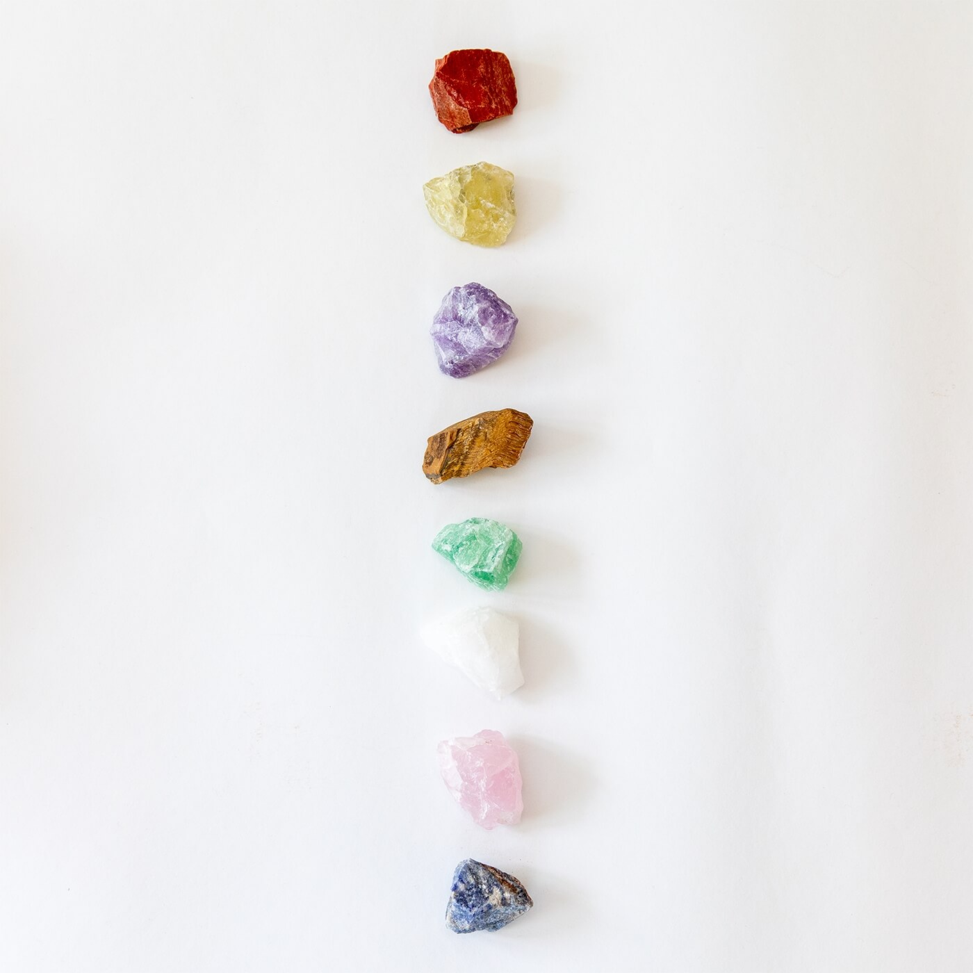 Chakra Steine Set mit Baumwollbeutel auf hellem Untergrund