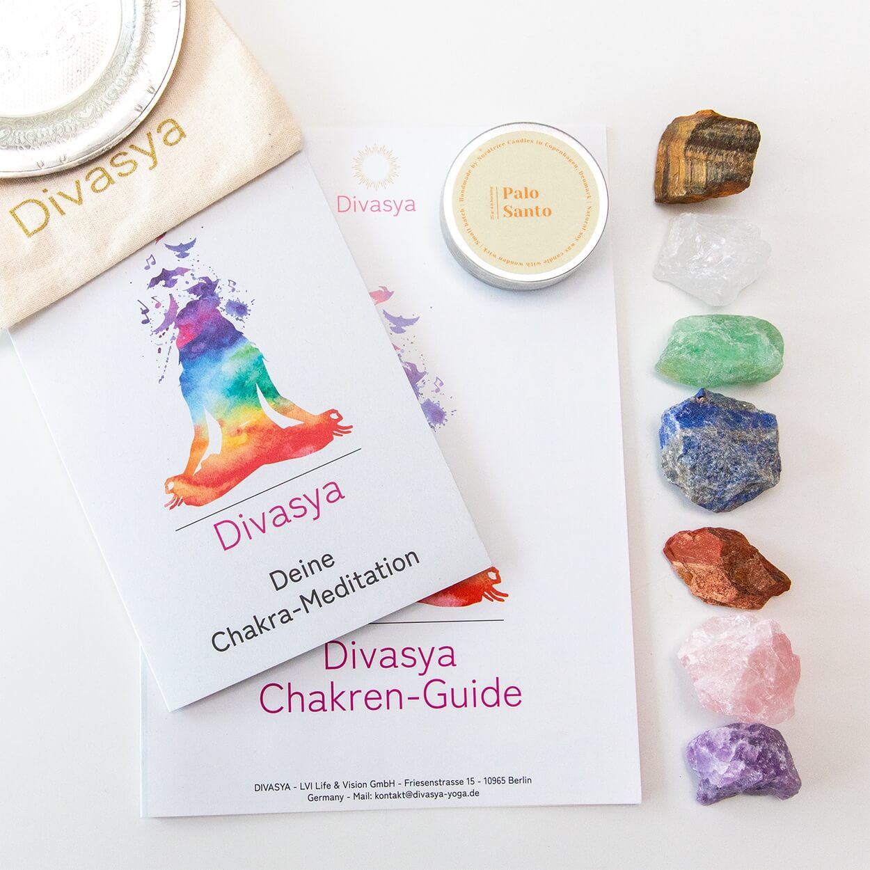 Chakra Steine bei einer Meditation ausgelegt