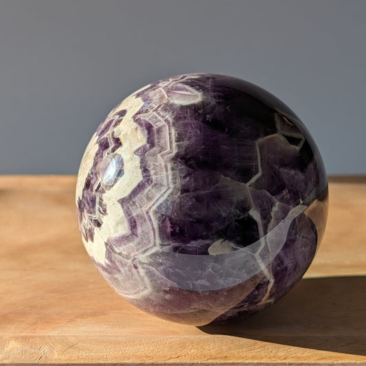 Chevron Amethyst Kugel 582g Traumstein Lila Weiß Sphäre Temple of Desire