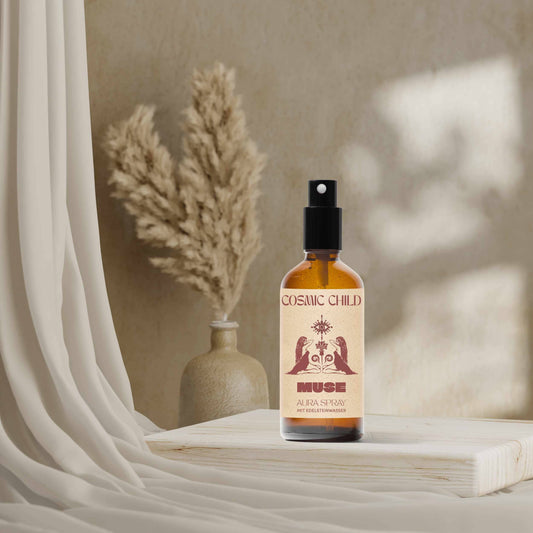 Cosmic Child Aura Spray MUSE 100ml Flasche, umgeben von Lavendel, Bergamotte und Kristallen.
