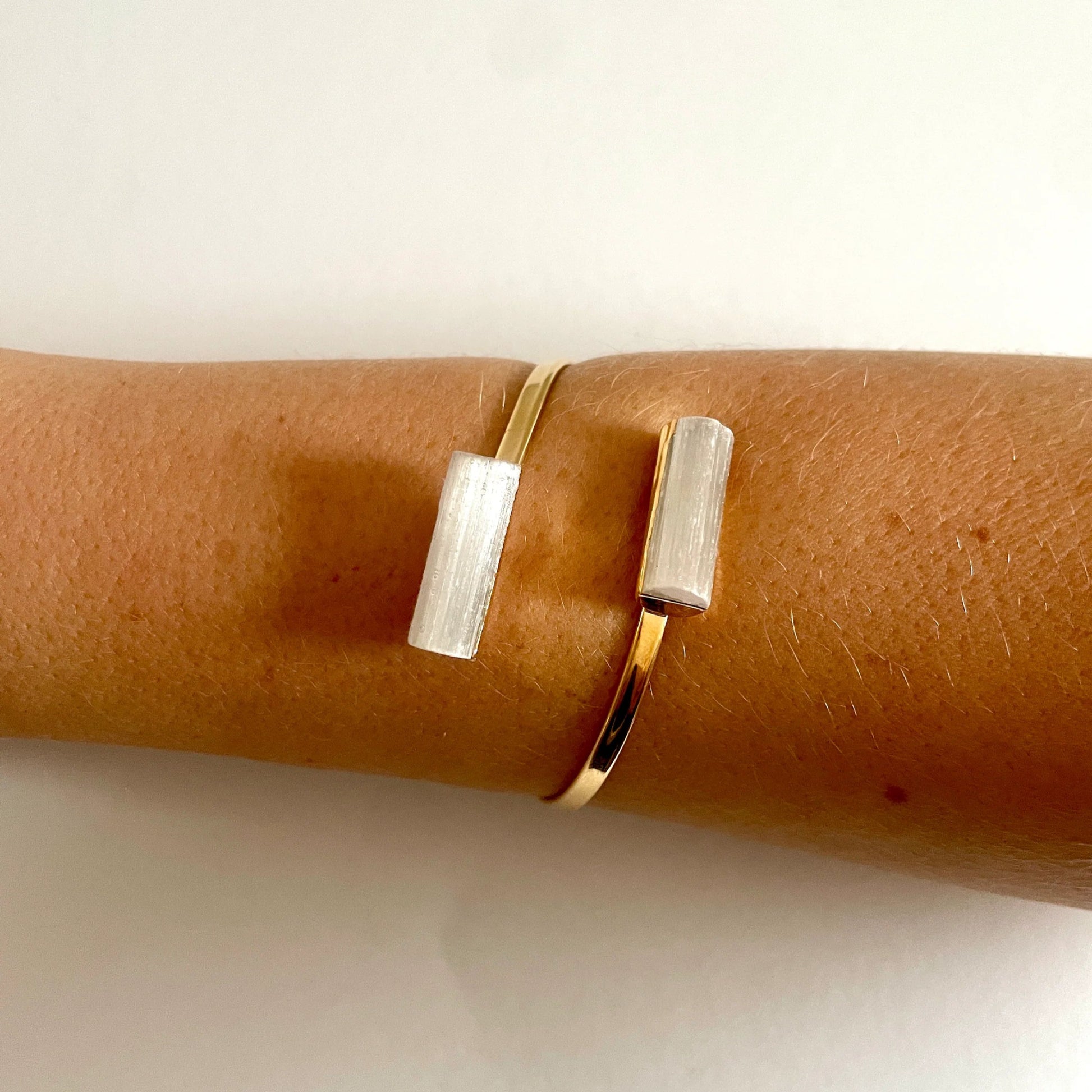 Crystal and Sage Selenit Mondstein Armreif mit hell schimmerndem Selenit.