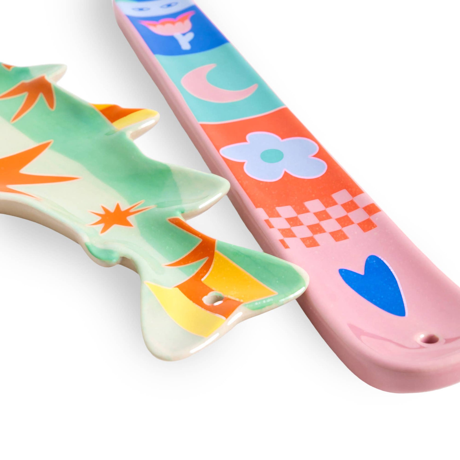 Draufsicht des länglichen Räucherstäbchenhalters 'Glücksbringer' mit Pop-Art Motiven in Blau, Rot und Pink