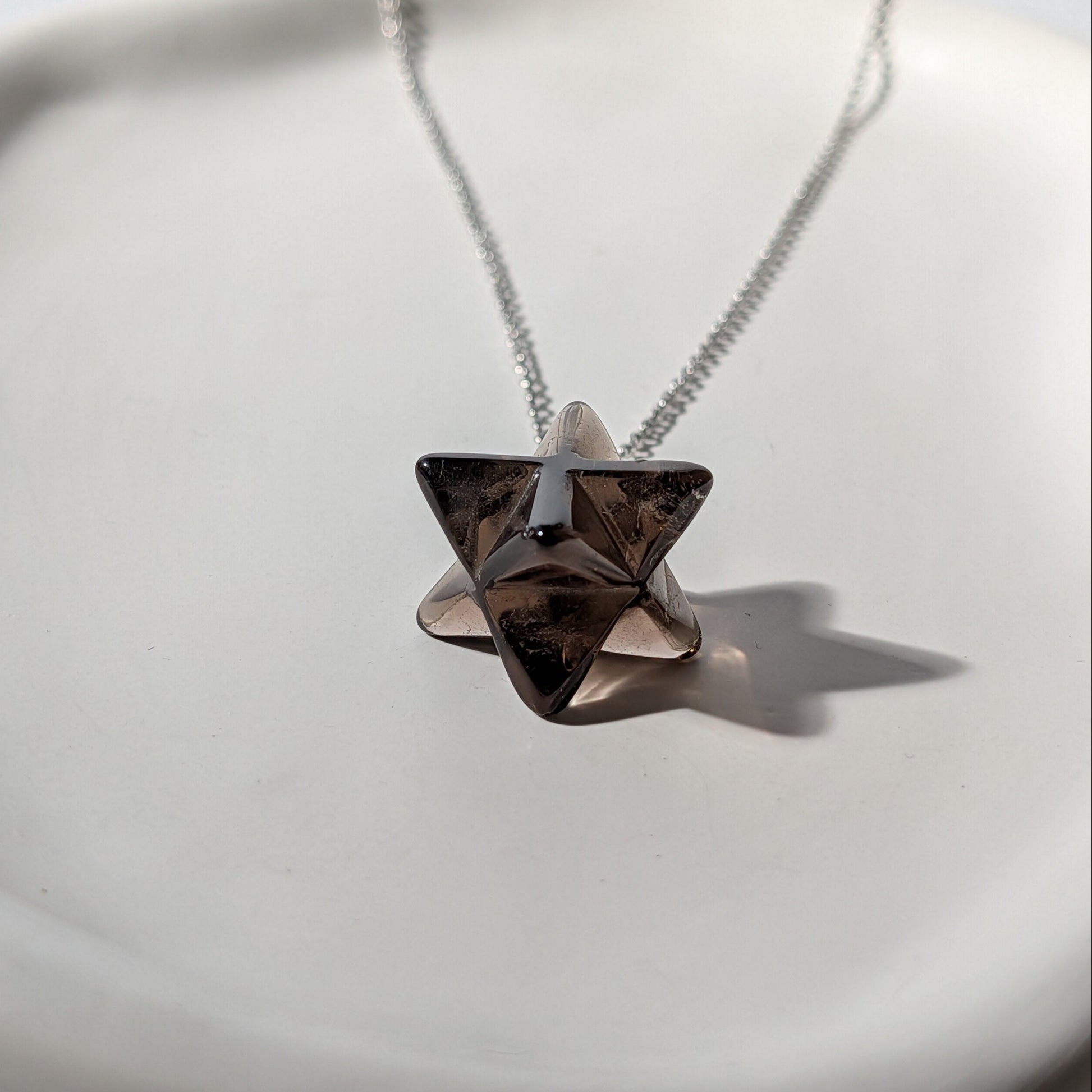 Dunkler Rauchquarz Merkaba Anhänger (Stern-Tetraeder) an 50cm Kette, energetisch aufgeladen