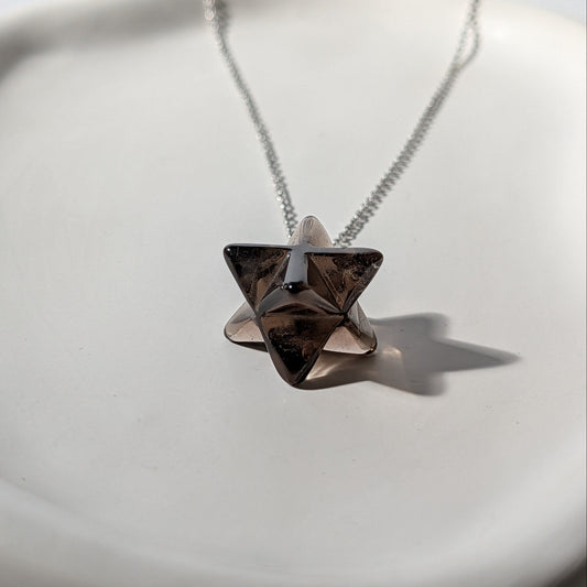 Dunkler Rauchquarz Merkaba Anhänger (Stern-Tetraeder) an 50cm Kette, energetisch aufgeladen