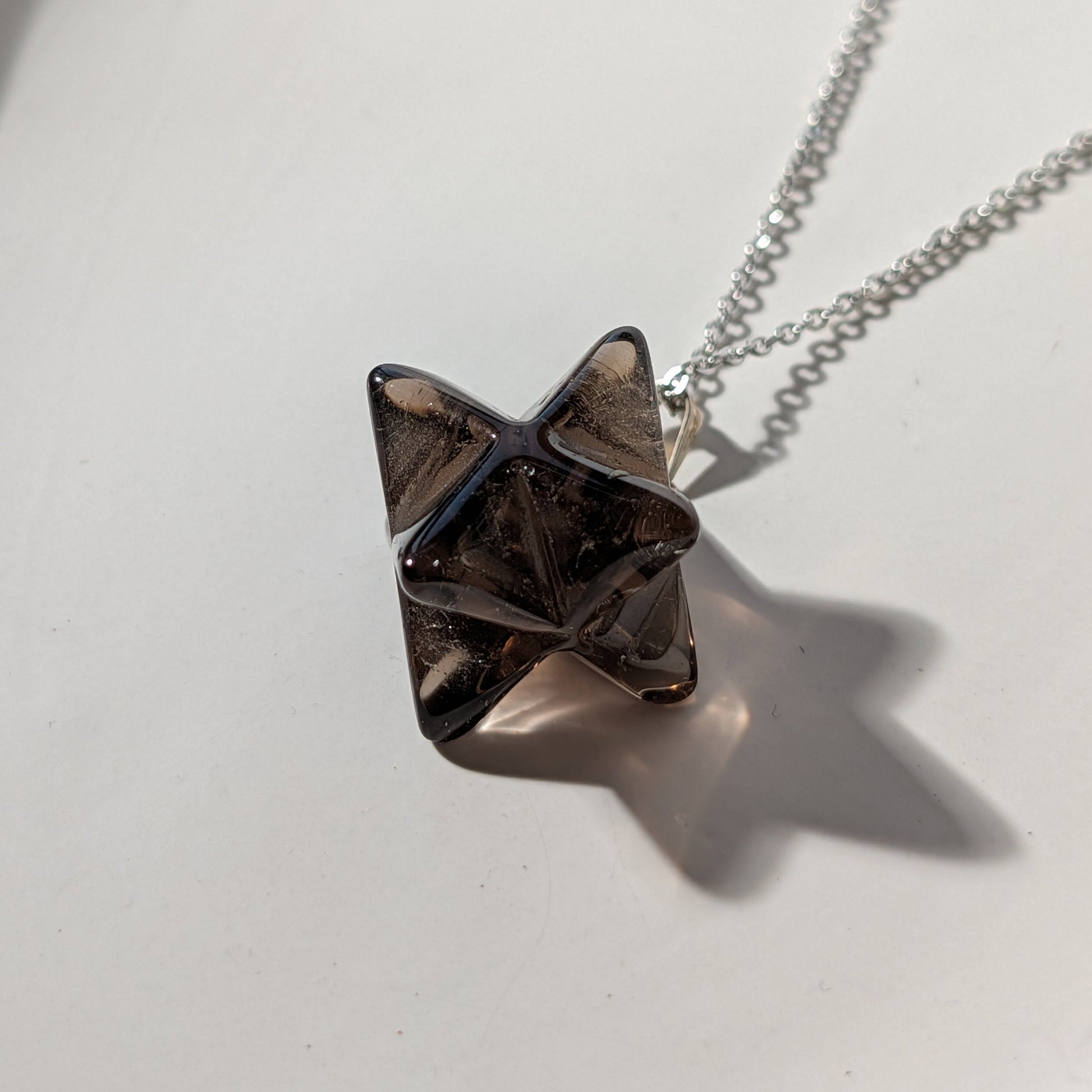 Dunkler Rauchquarz Merkaba Anhänger (Stern-Tetraeder) an 50cm Kette, energetisch aufgeladen