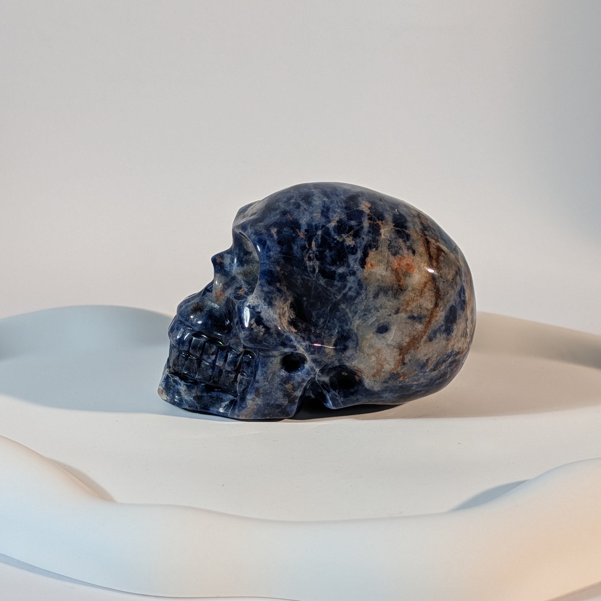 Dunkler Sodalith Kristallschädel Shar mit tiefblauer Farbe und massiver Struktur
