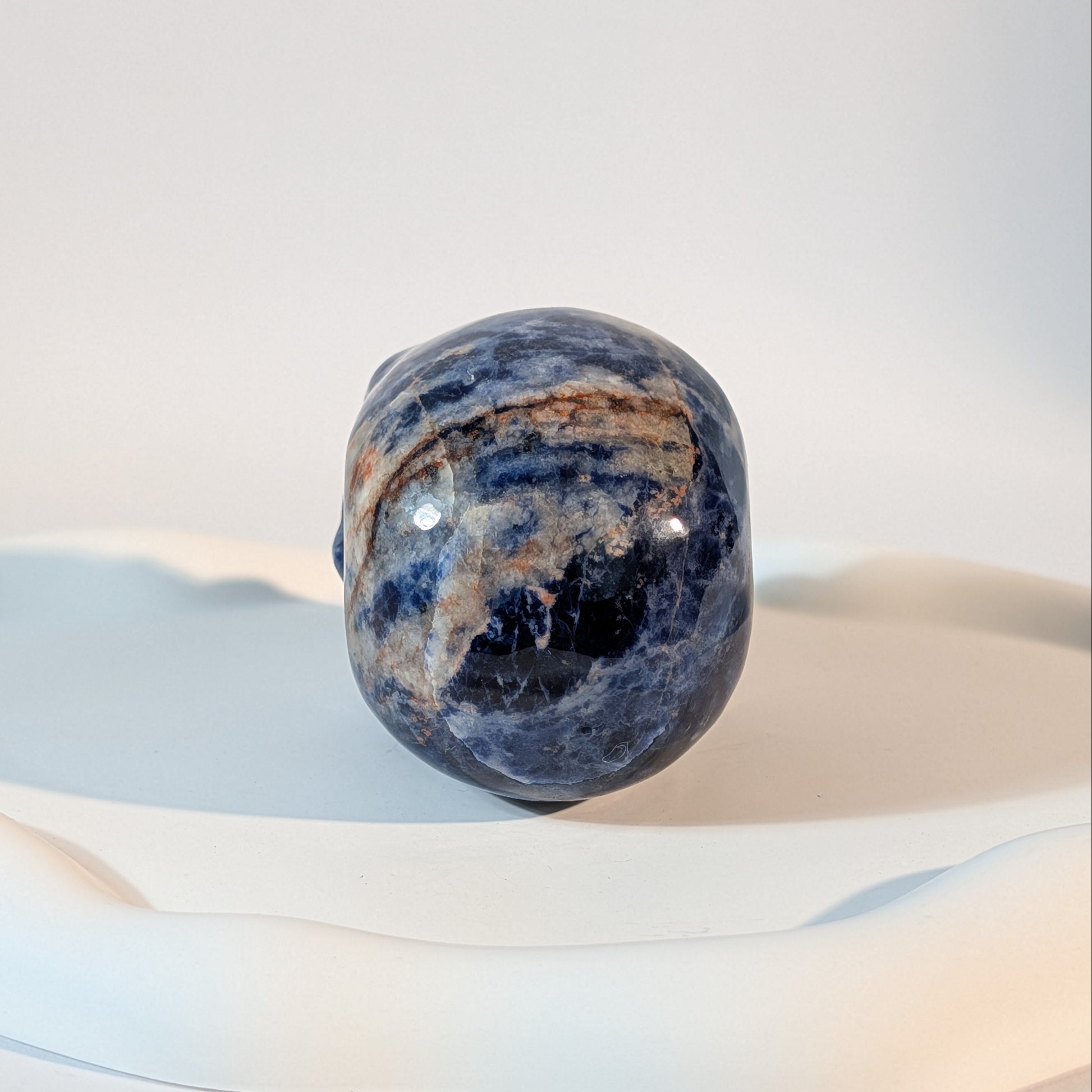 Dunkler Sodalith Kristallschädel Shar mit tiefblauer Farbe und massiver Struktur