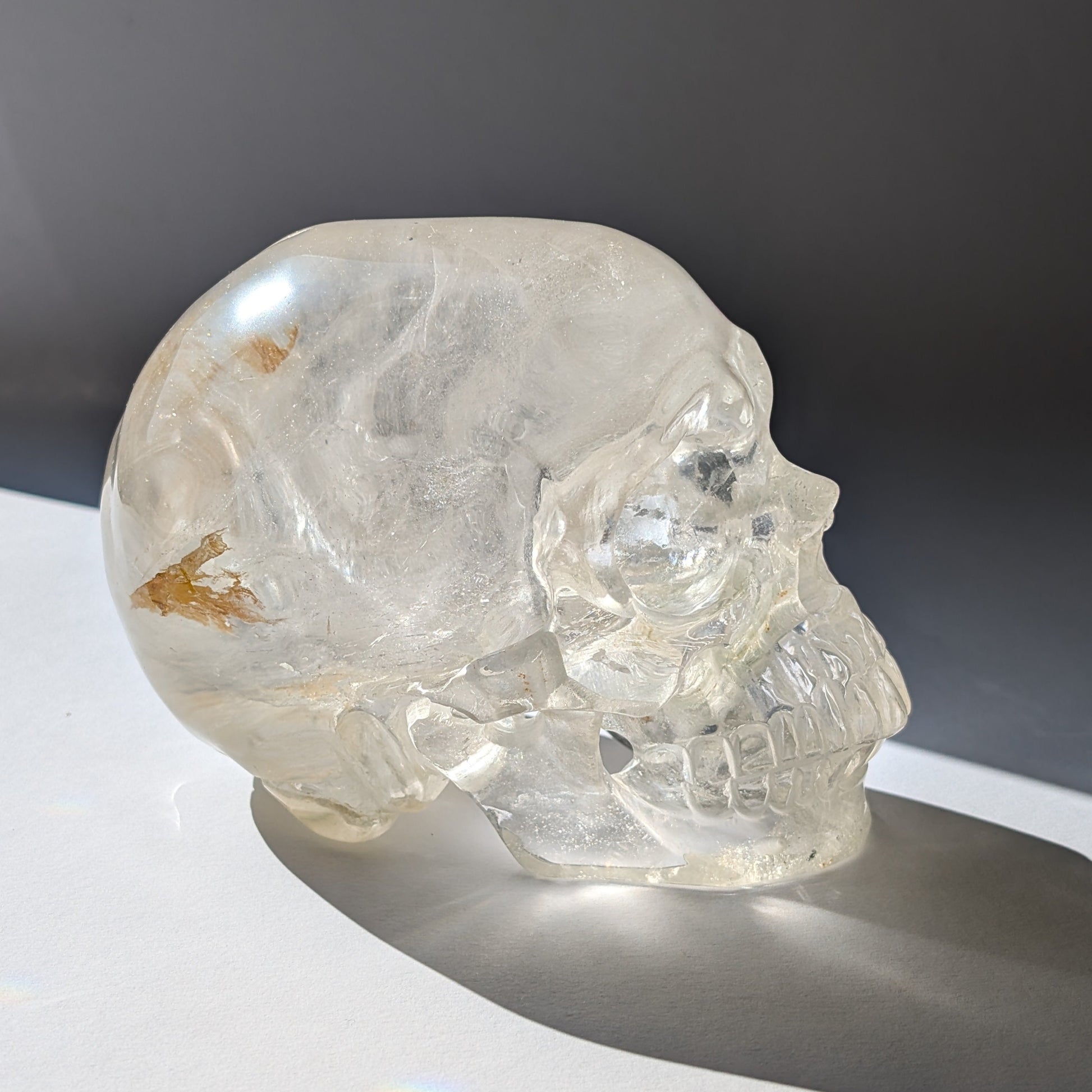 Ein 1376g schwerer, klarer Bergkristall-Schädel 'Der Siegel-Meister' mit einem eingravierten Hexagramm (Siegel Salomons) an seiner Basis.