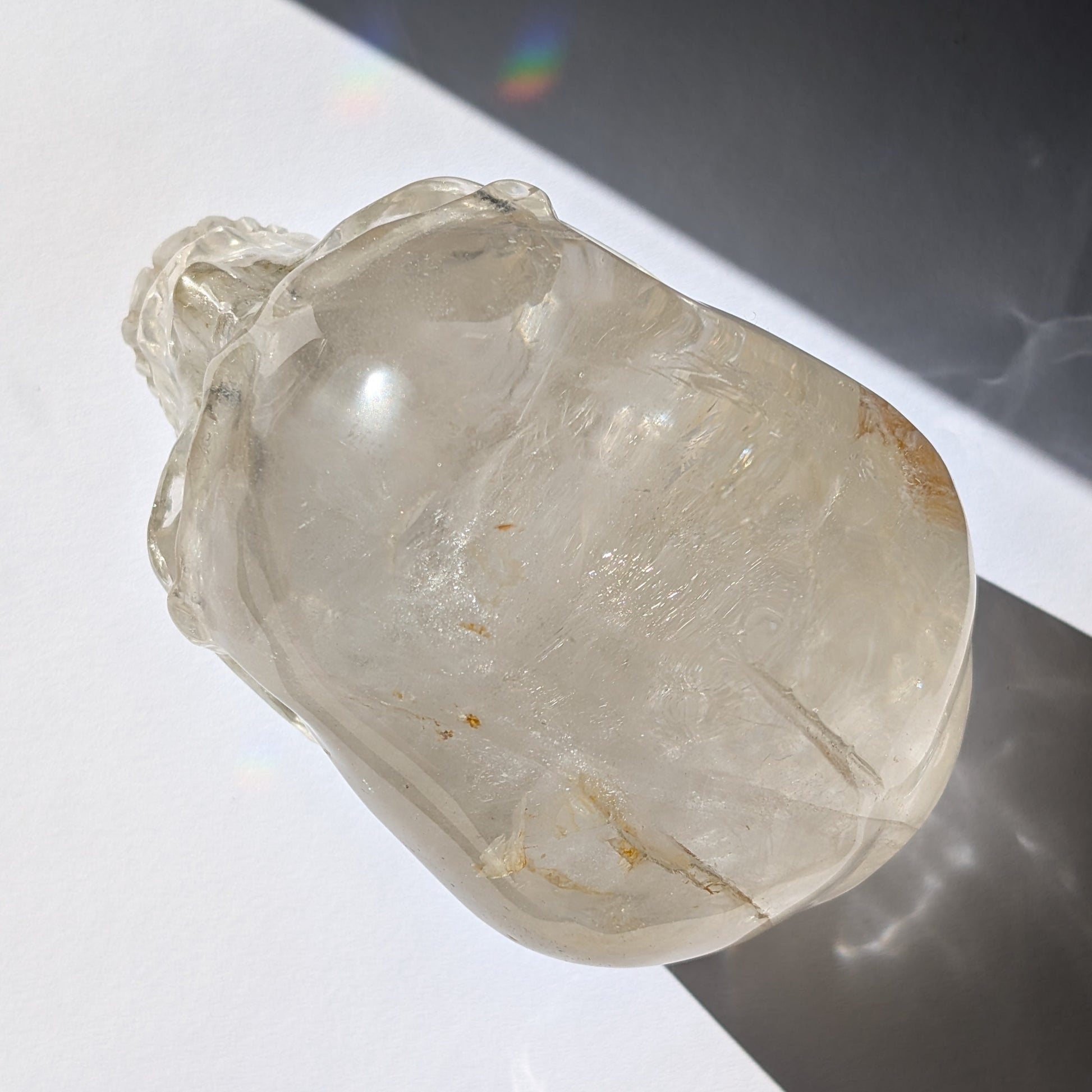 Ein 1376g schwerer, klarer Bergkristall-Schädel 'Der Siegel-Meister' mit einem eingravierten Hexagramm (Siegel Salomons) an seiner Basis.