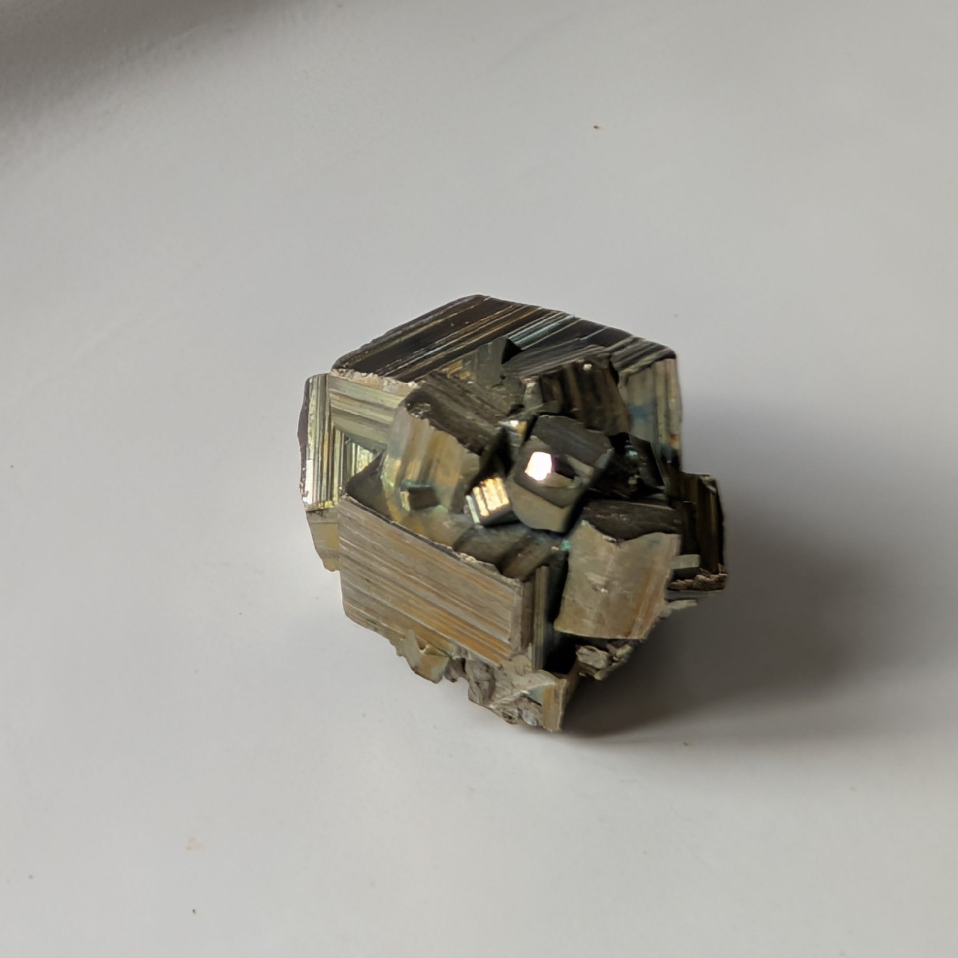 Ein 19g schwerer, goldglänzender Pyrit-Kristall 'Der Alchemisten-Funke' in seiner natürlichen, kubischen Form.