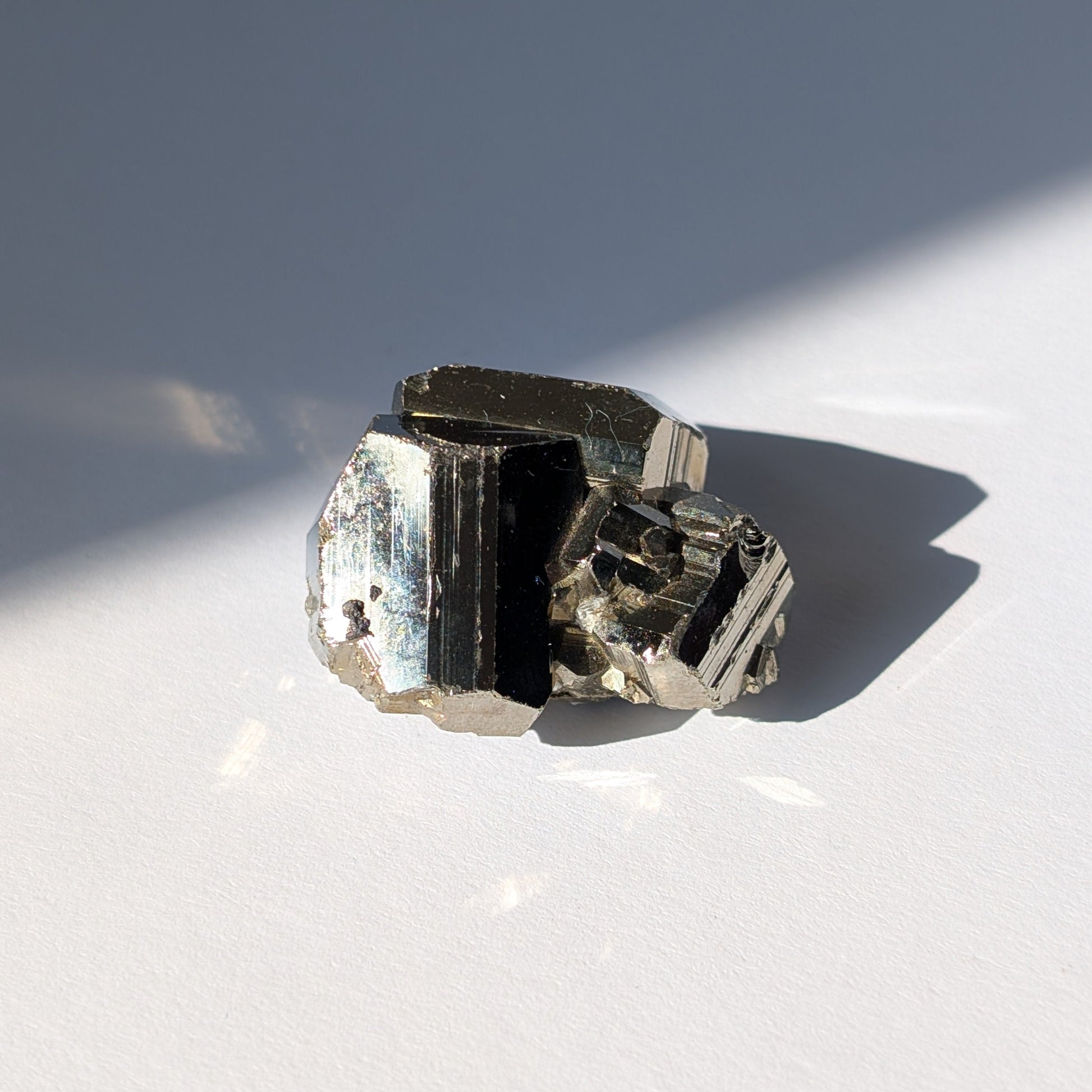 Ein 60g schwerer, goldglänzender Pyrit-Kristall 'Der Architekt der Fülle' in seiner perfekten, natürlichen kubischen Form.