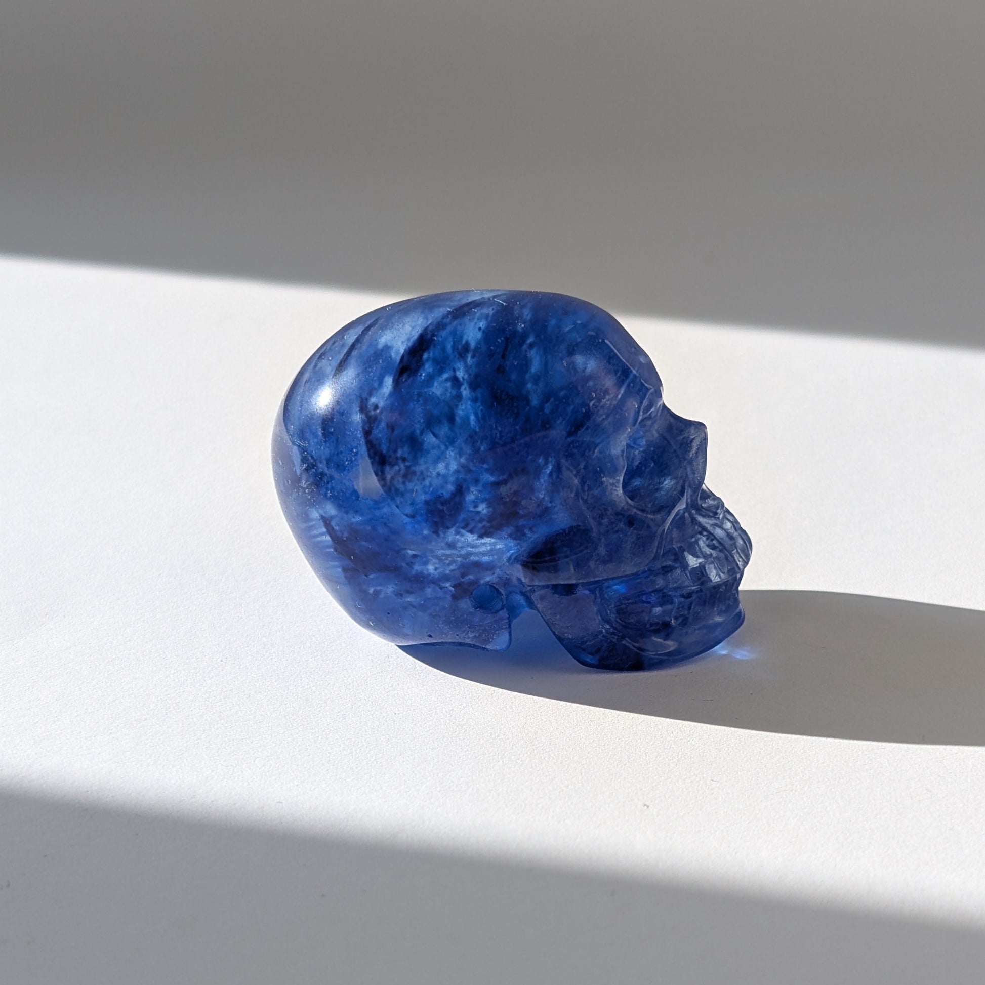 Ein 69g schwerer, handgeschnitzter Kristallschädel 'Kanerva' aus sanftem, durchscheinendem Blauquarz.