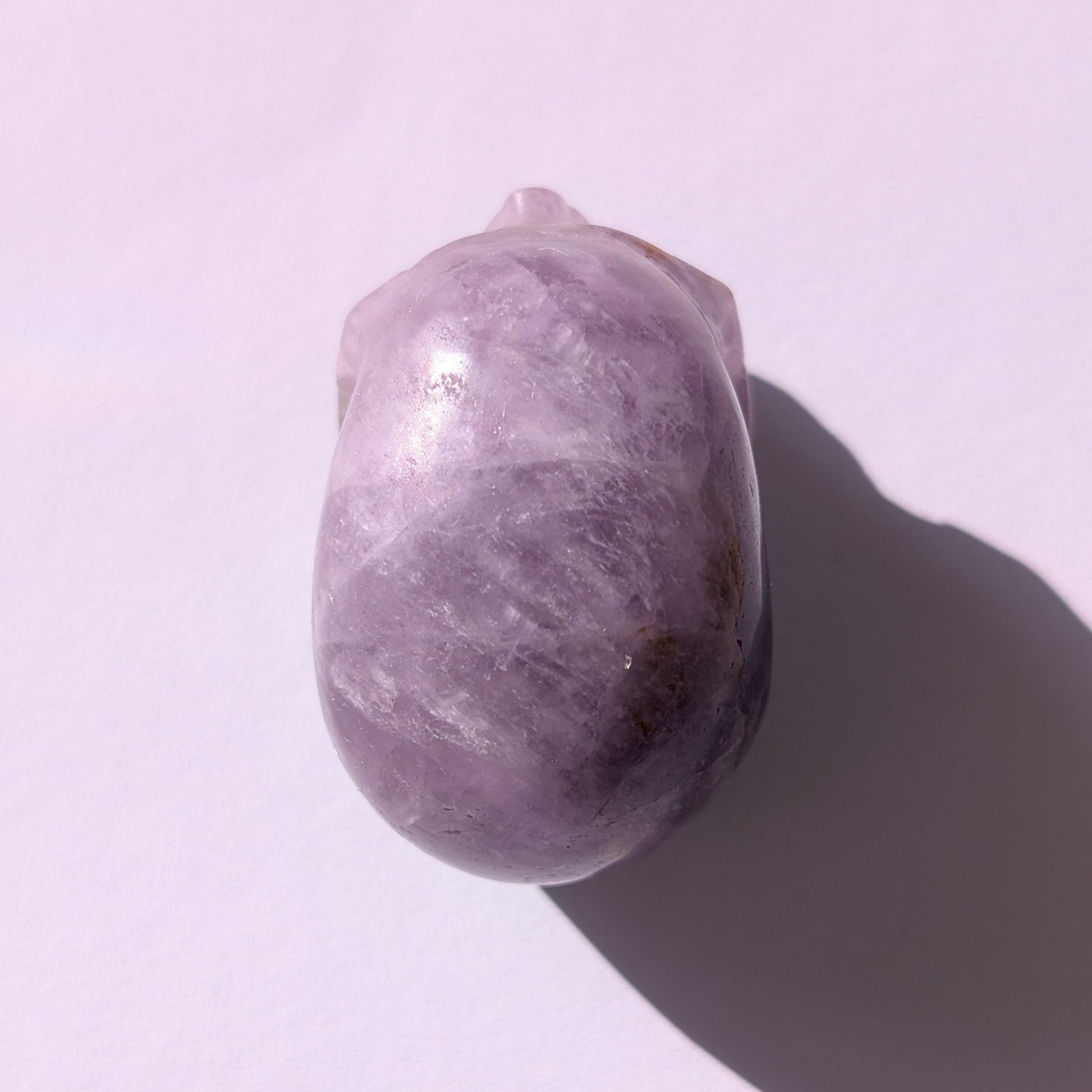 Ein 82g schwerer, handgeschnitzter Kristallschädel 'Der Seelenflüsterer' aus durchscheinendem, violettem Amethyst.