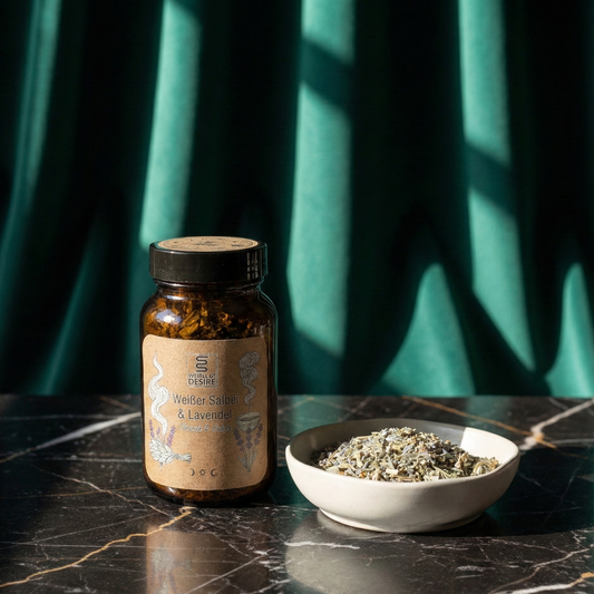 Ein Braunglastiegel der handgemachten Temple of Desire Räuchermischung "Cleanse & Calm" (Weißer Salbei & Lavendel).