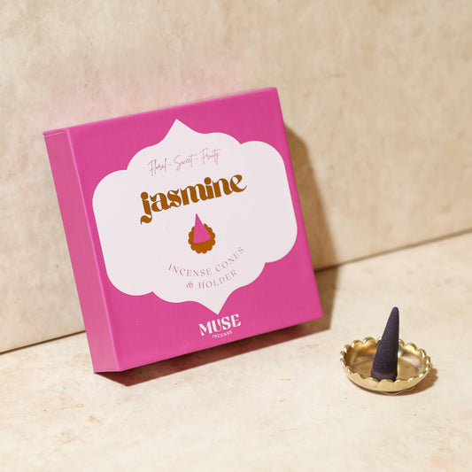 Ein Jasmin-Räucherkegel-Set von The Golden Altar mit 15 Kegeln und einer Messingschale in einer fuchsiafarbenen Geschenkbox.