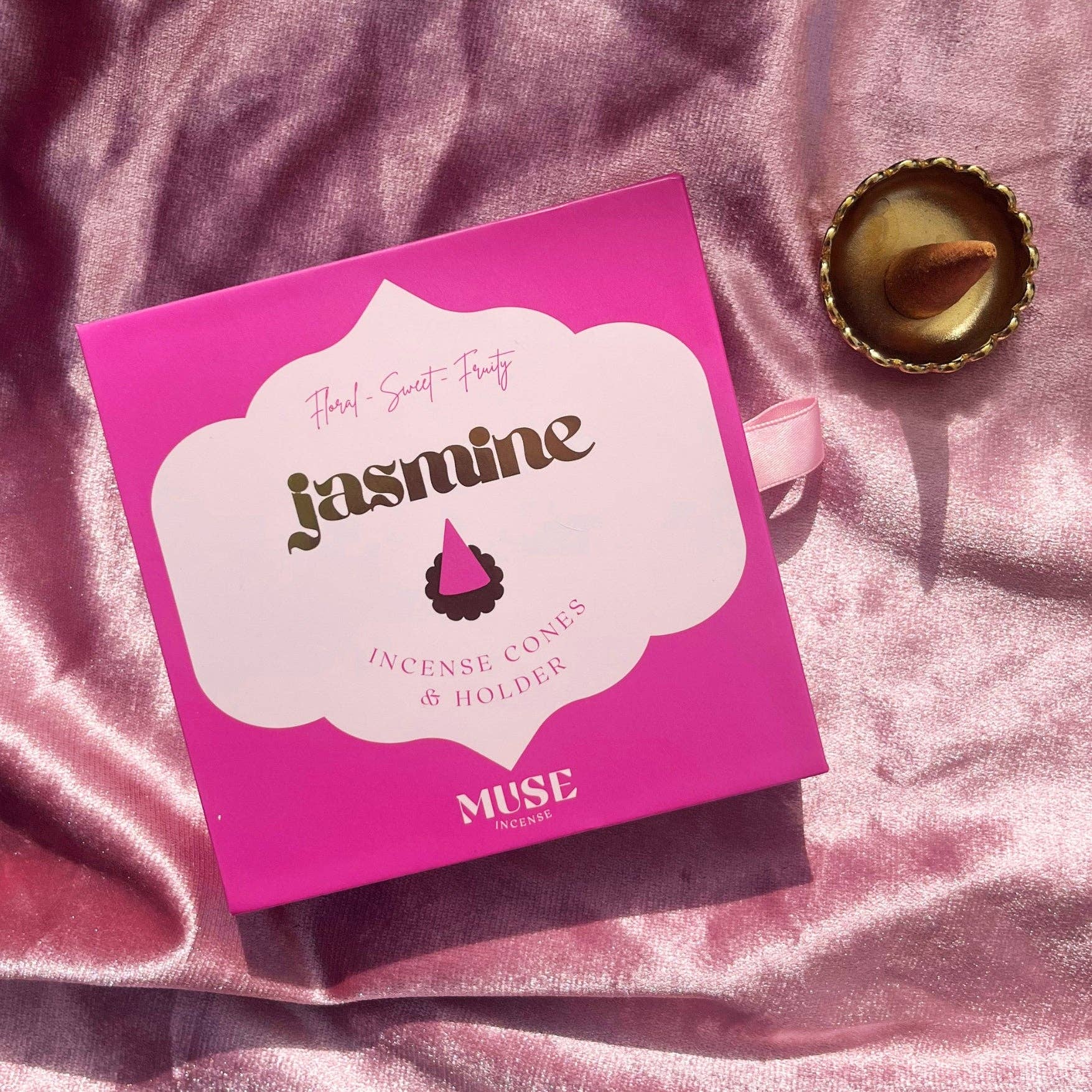 Ein Jasmin-Räucherkegel-Set von The Golden Altar mit 15 Kegeln und einer Messingschale in einer fuchsiafarbenen Geschenkbox.