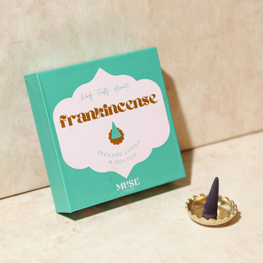Ein Weihrauch-Kegel-Set von The Golden Altar mit 15 Kegeln und einer kleinen Messingschale in einer türkisfarbenen Geschenkbox.