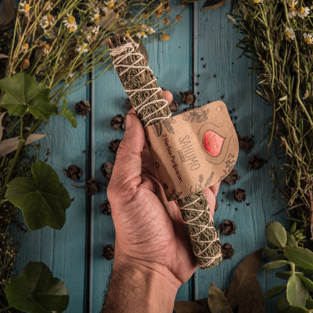 Ein großes, handgemachtes Sagrada Madre Sahumo Räucherbündel "7 Kräuter der Reinigung"