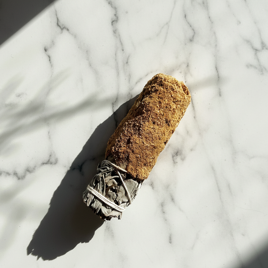 Ein handgebundenes Räucherbündel aus Kalifornischem Salbei, bestäubt mit Palo Santo Pulver.