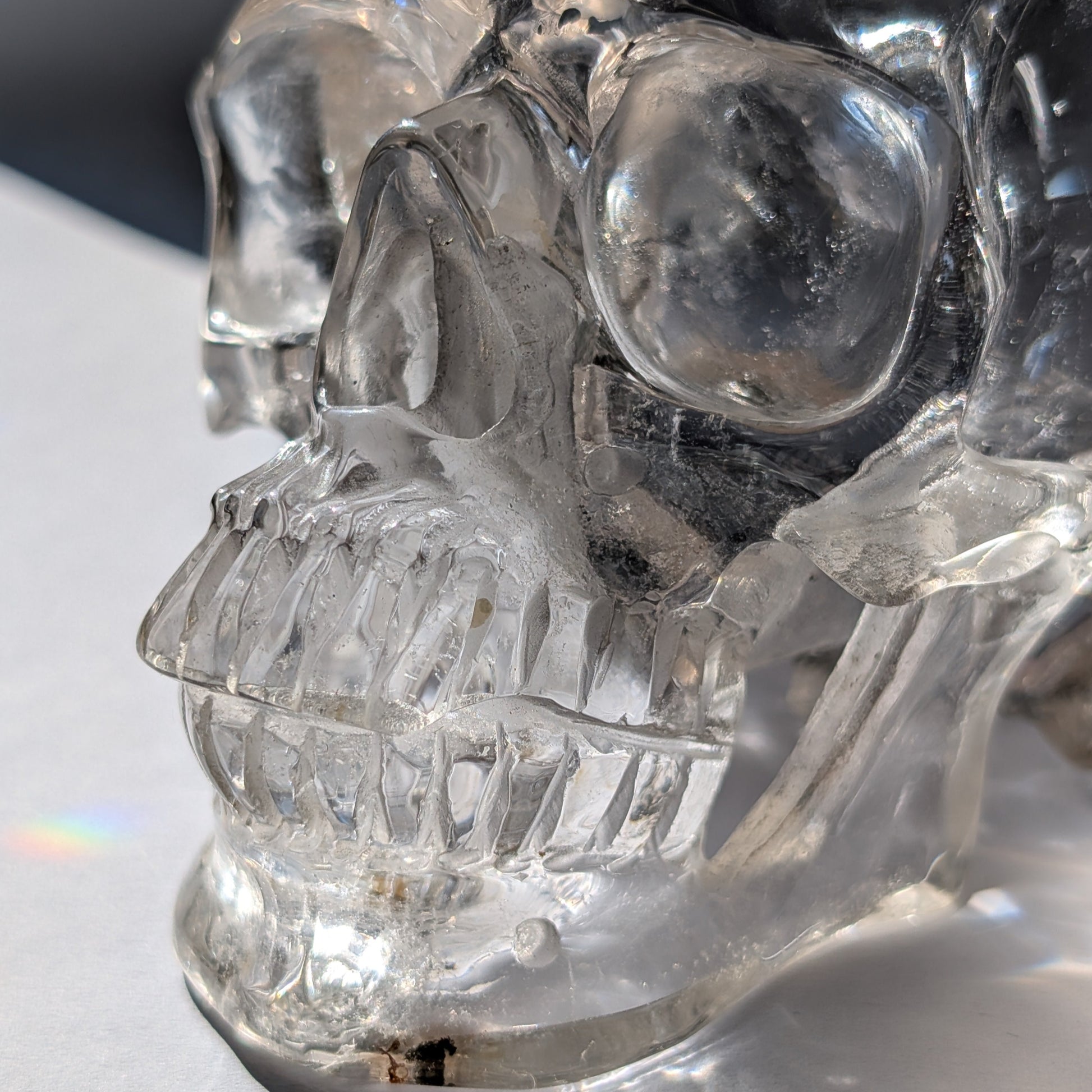 Ein monumentaler, 1450g schwerer Golden Healer Bergkristall-Schädel 'Der Lichtbringer' mit unzähligen leuchtenden Regenbogen-Einschlüssen.