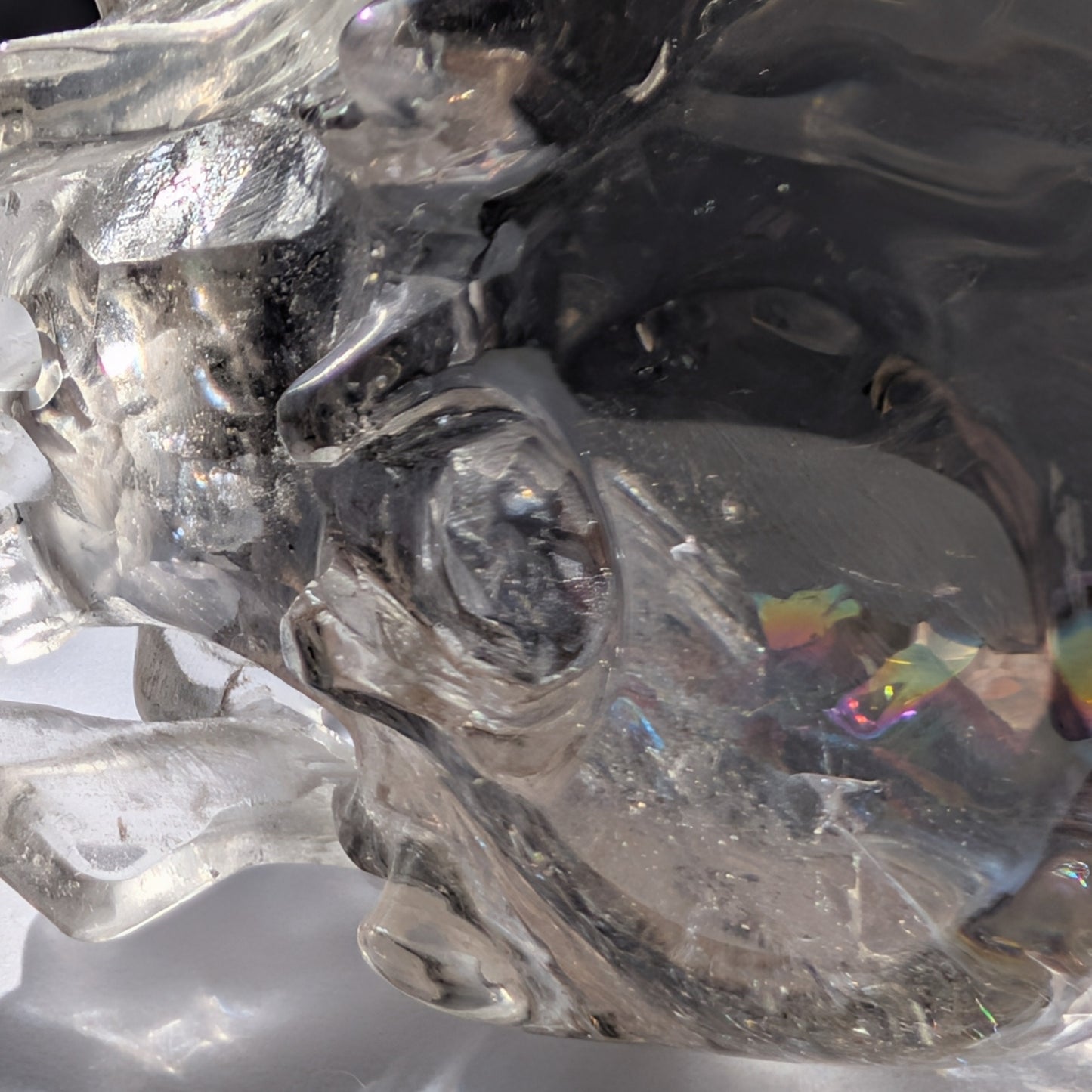 Ein monumentaler, 1450g schwerer Golden Healer Bergkristall-Schädel 'Der Lichtbringer' mit unzähligen leuchtenden Regenbogen-Einschlüssen.