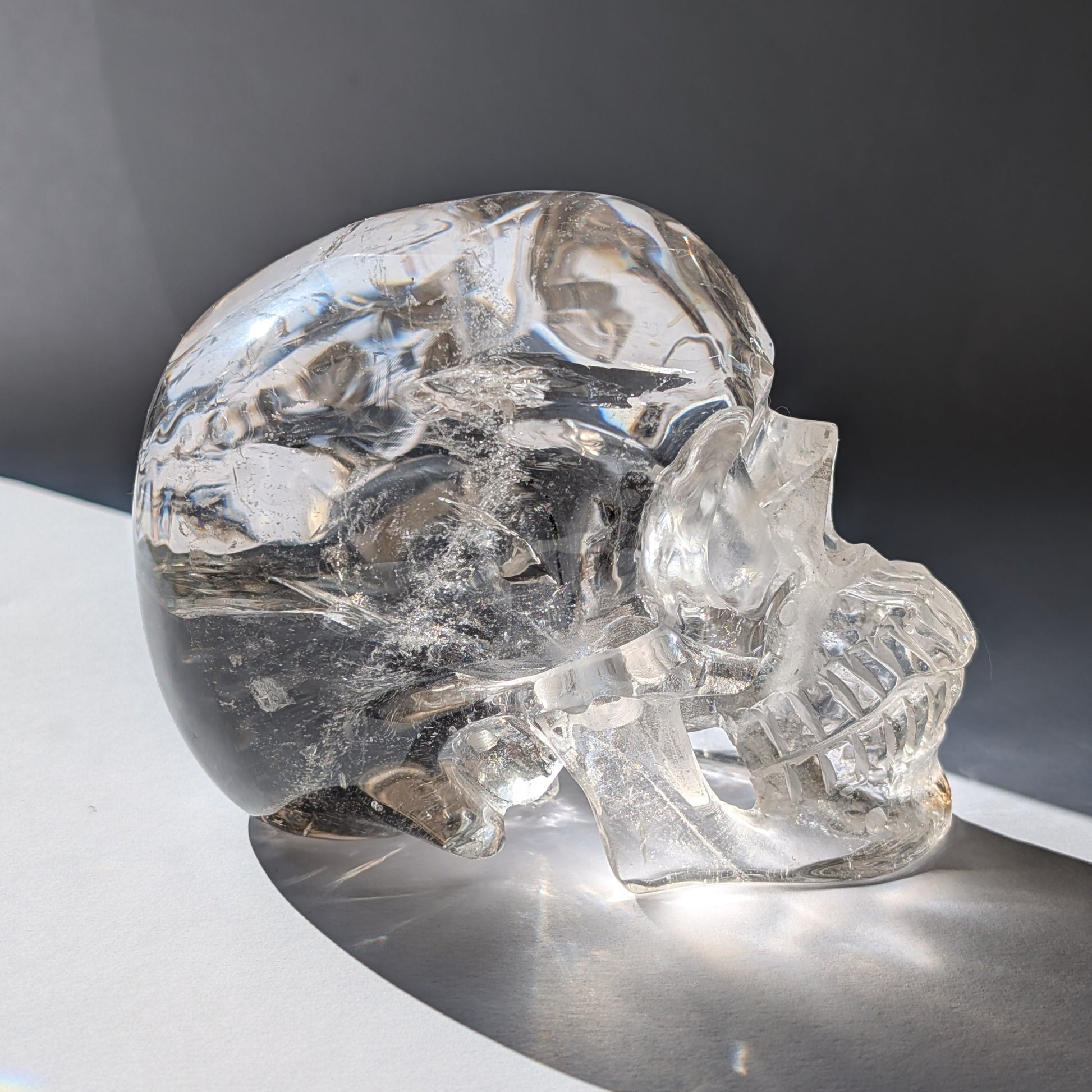 Ein monumentaler, 1450g schwerer Golden Healer Bergkristall-Schädel 'Der Lichtbringer' mit unzähligen leuchtenden Regenbogen-Einschlüssen.