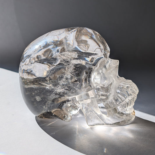 Ein monumentaler, 1450g schwerer Golden Healer Bergkristall-Schädel 'Der Lichtbringer' mit unzähligen leuchtenden Regenbogen-Einschlüssen.