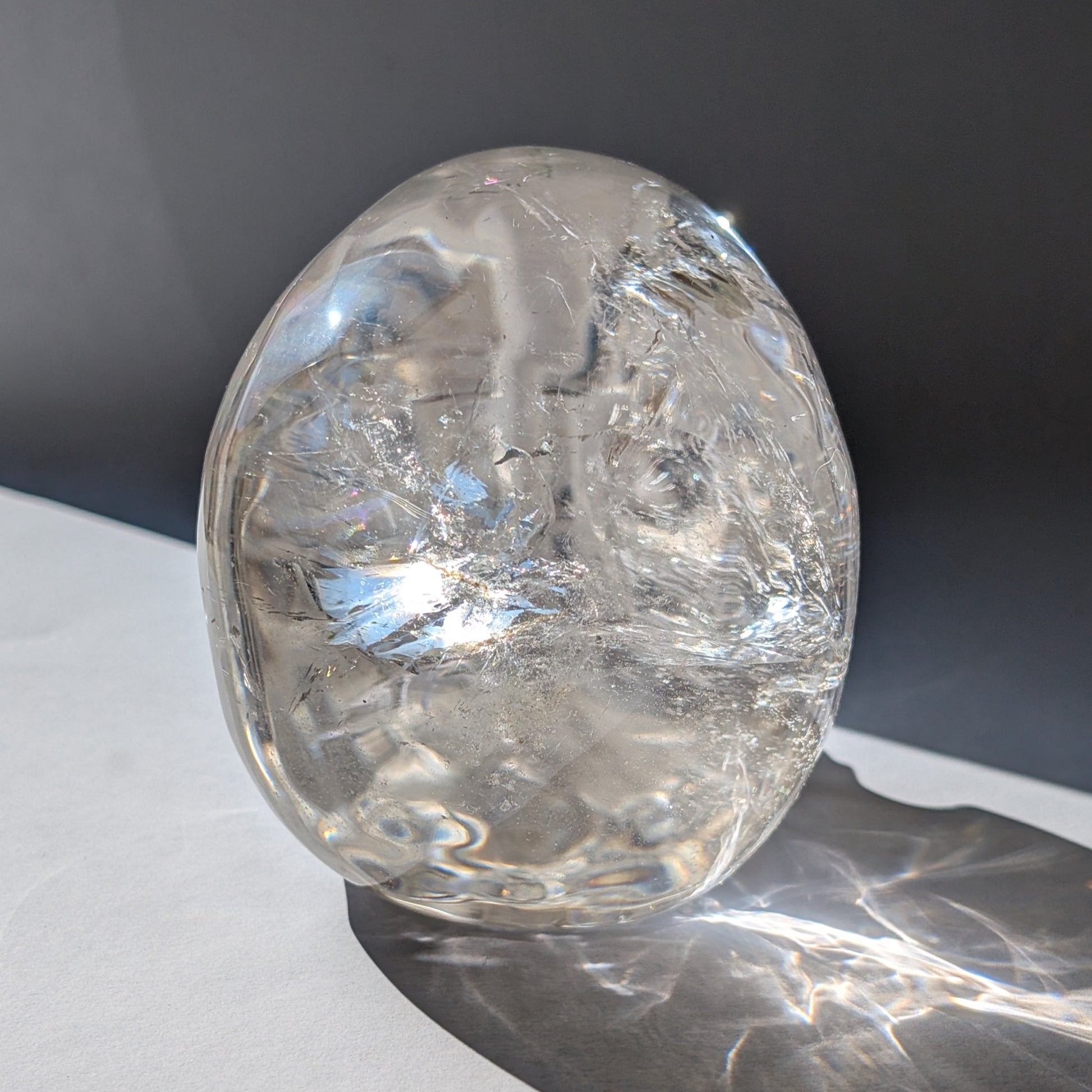 Ein monumentaler, 1450g schwerer Golden Healer Bergkristall-Schädel 'Der Lichtbringer' mit unzähligen leuchtenden Regenbogen-Einschlüssen.