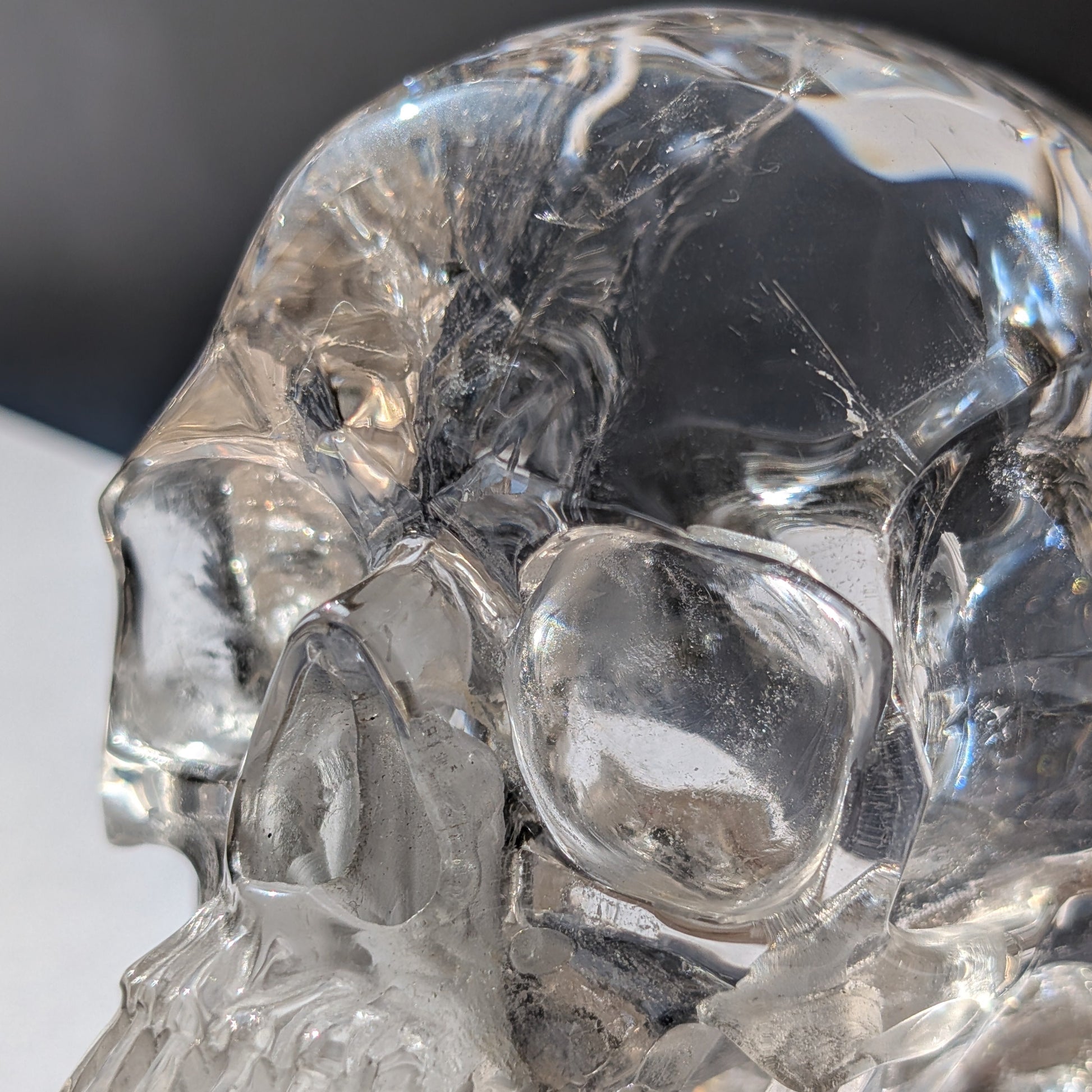 Ein monumentaler, 1450g schwerer Golden Healer Bergkristall-Schädel 'Der Lichtbringer' mit unzähligen leuchtenden Regenbogen-Einschlüssen.