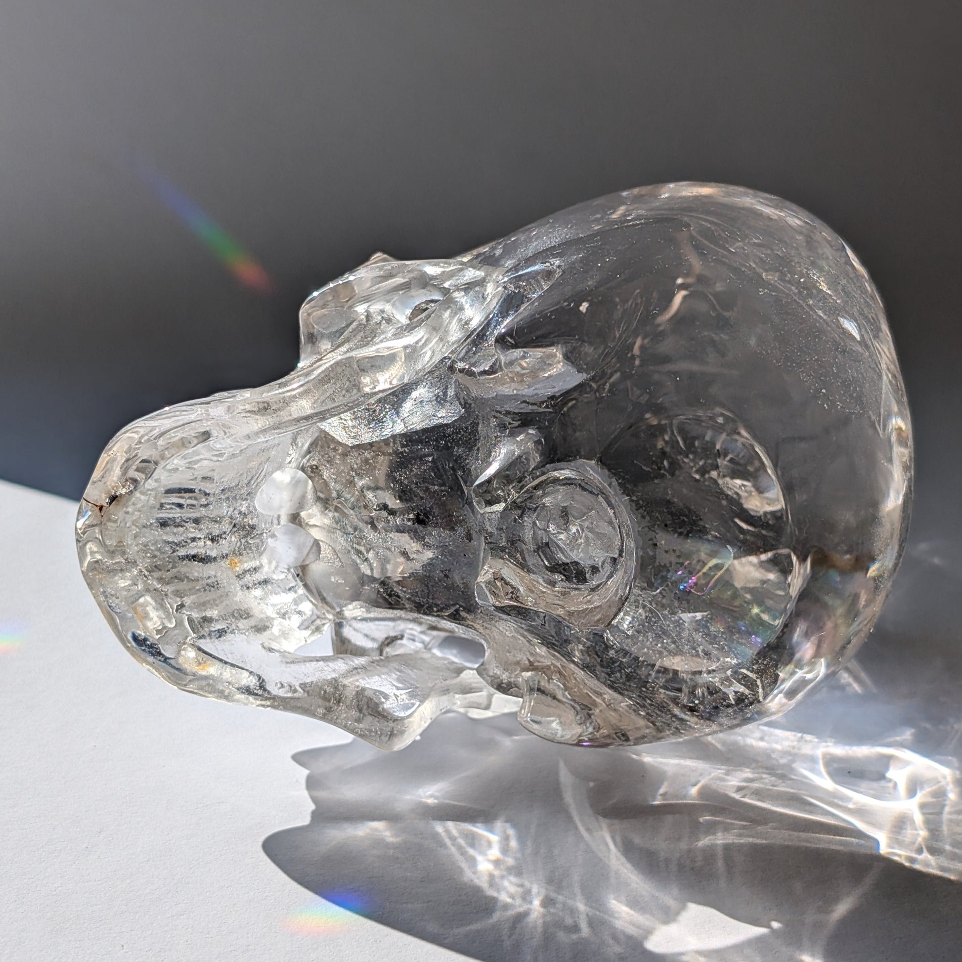 Ein monumentaler, 1450g schwerer Golden Healer Bergkristall-Schädel 'Der Lichtbringer' mit unzähligen leuchtenden Regenbogen-Einschlüssen.